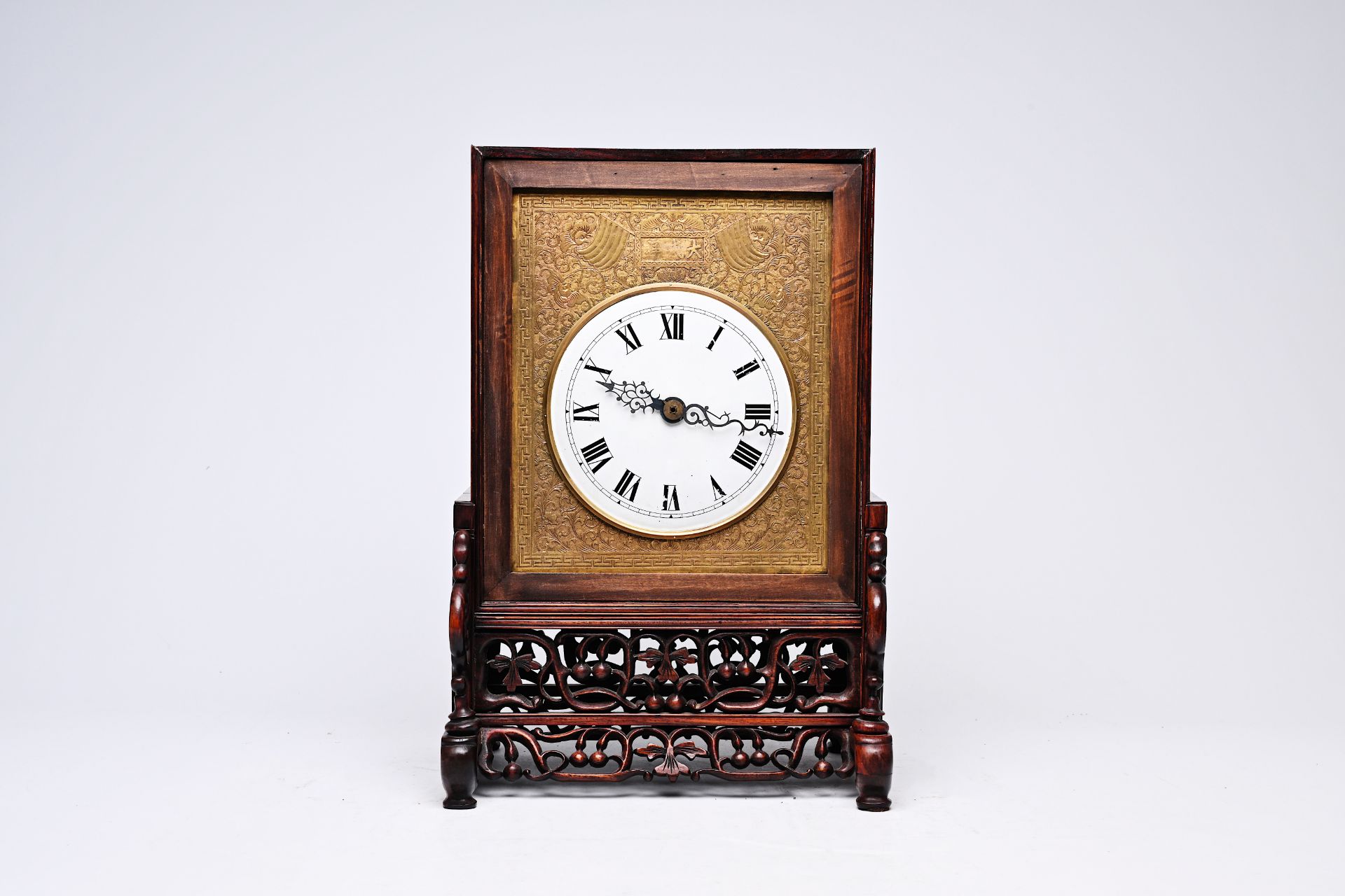A Chinese reticulated wood fusee clock with brass plaque, 19th C. - Bild 2 aus 6