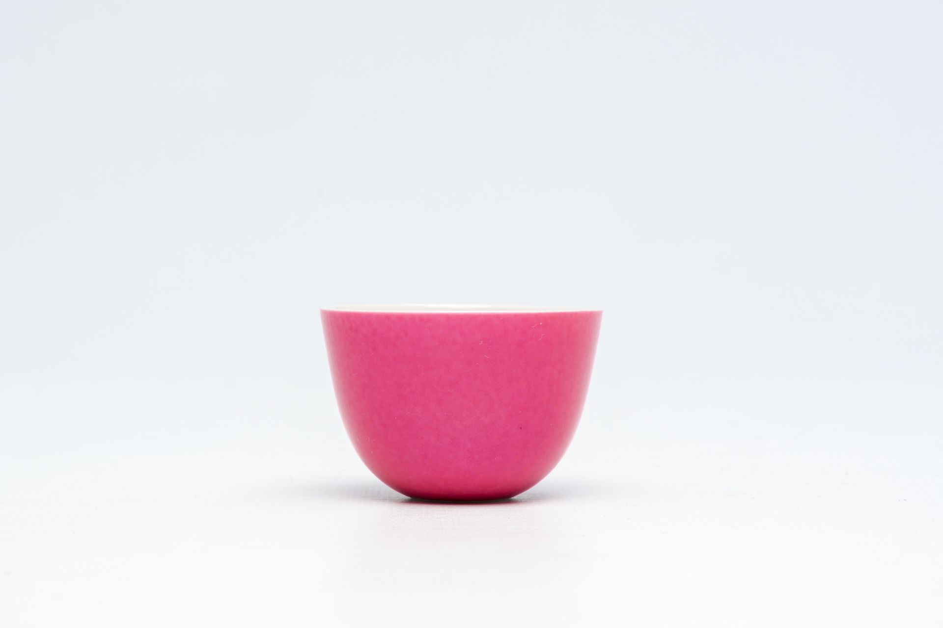 A Chinese monochrome ruby ground cup, Kangxi mark, 19th/20th C. - Image 7 of 14