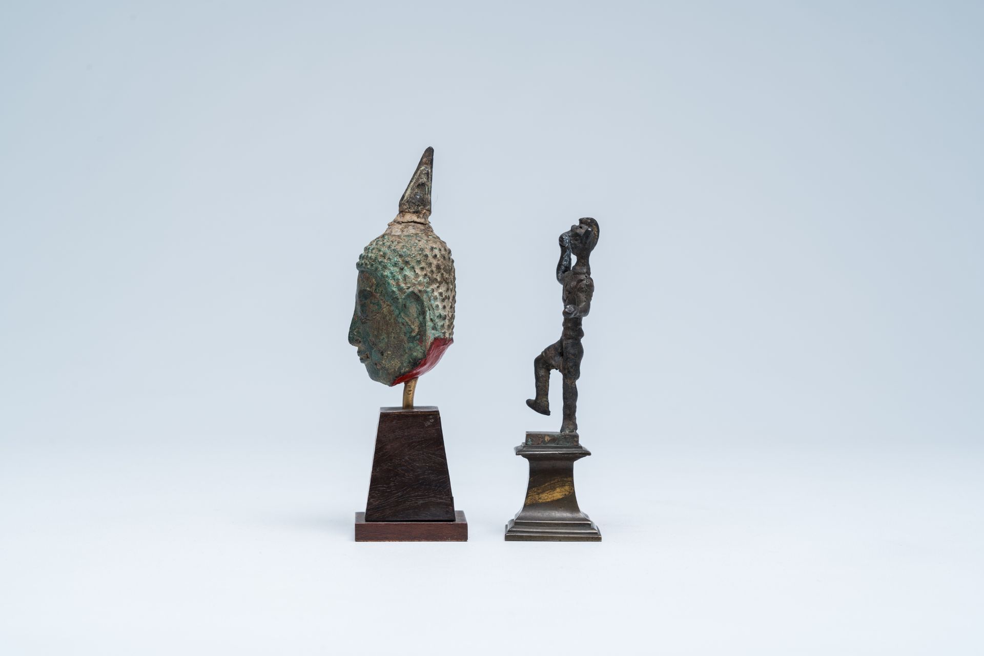 A bronze head of Buddha and a sculpture of a ritual dancer, Southeast Asia, 13th/17th C. - Bild 3 aus 7