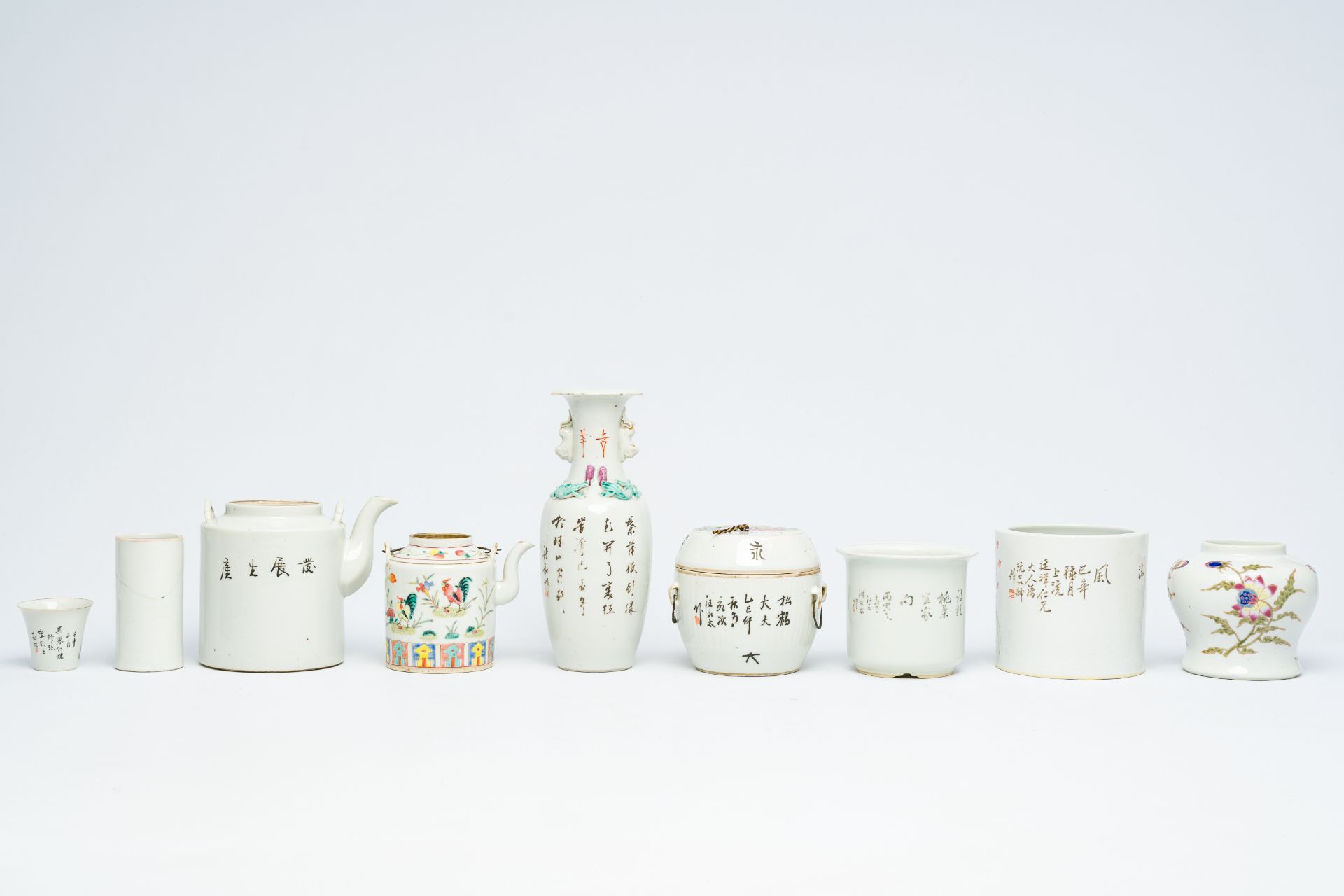 A varied collection of Chinese qianjiang cai and famille rose porcelain, 19th/20th C. - Image 4 of 10