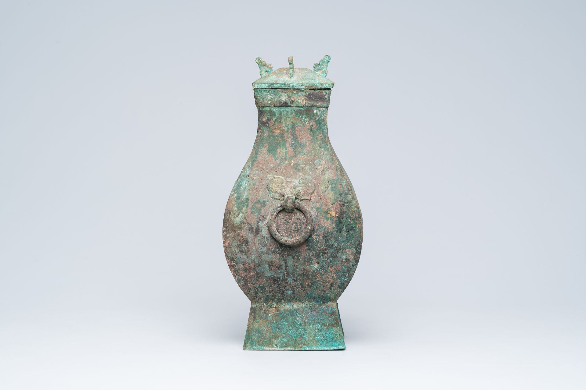 A Chinese bronze 'Fang' vase and cover, Han - Bild 3 aus 9