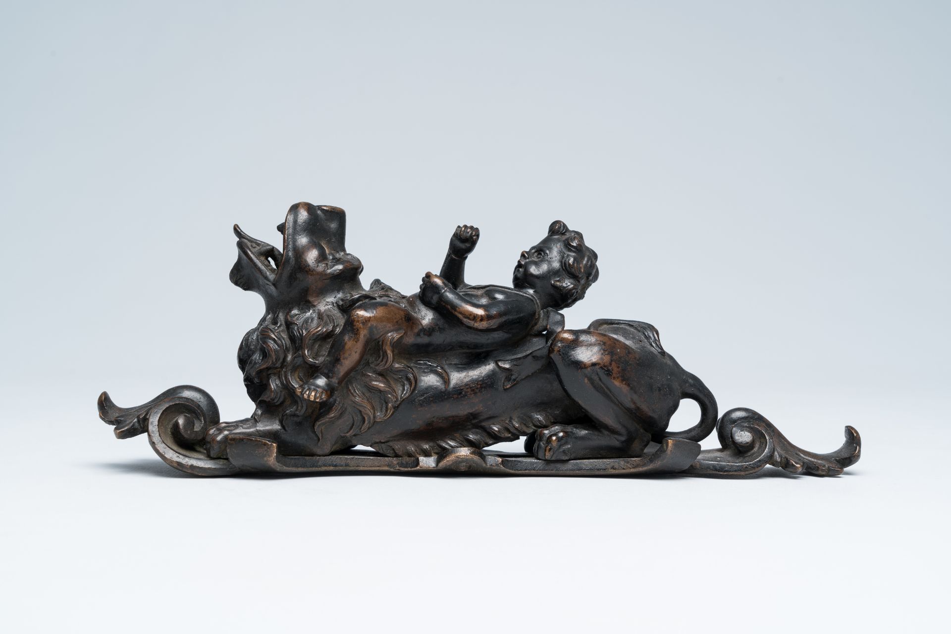 A Flemish patinated bronze door knocker with a jolly putto on a lion, presumably Antwerp, early 18th - Bild 2 aus 8