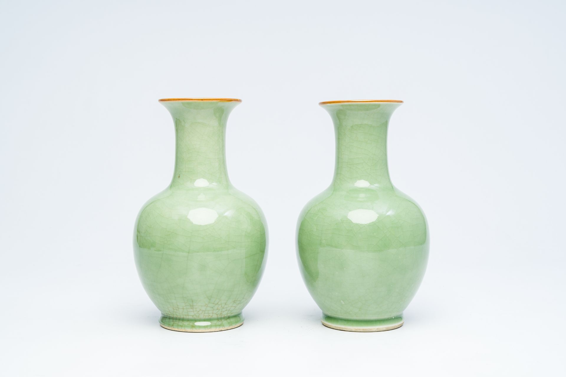 A pair of Chinese celadon-glazed bottle vases, 20th C. - Bild 5 aus 12