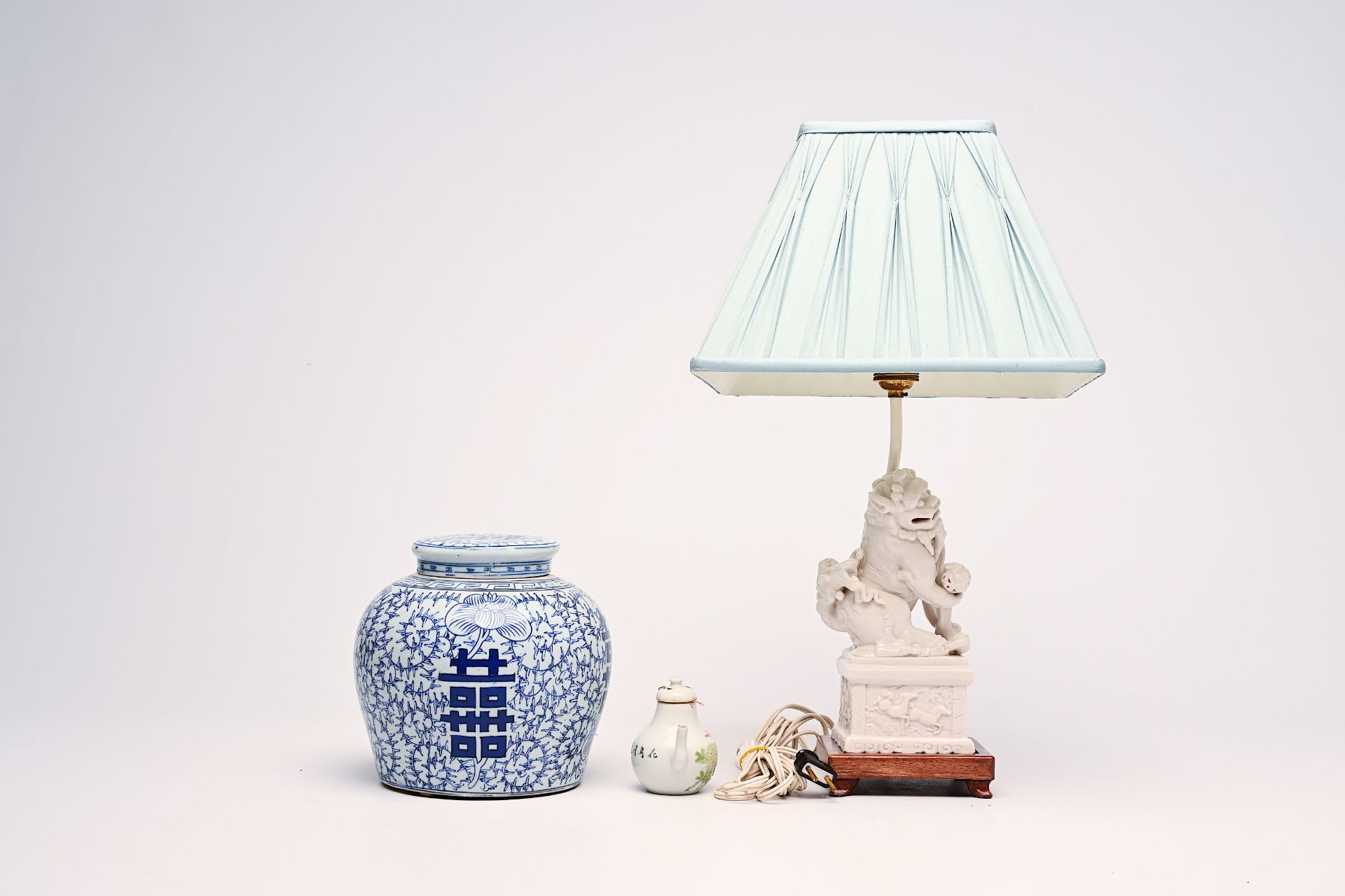 A varied collection of Chinese blue, white and blanc de Chine, Japanese Imari and Samson famille ros - Bild 5 aus 9