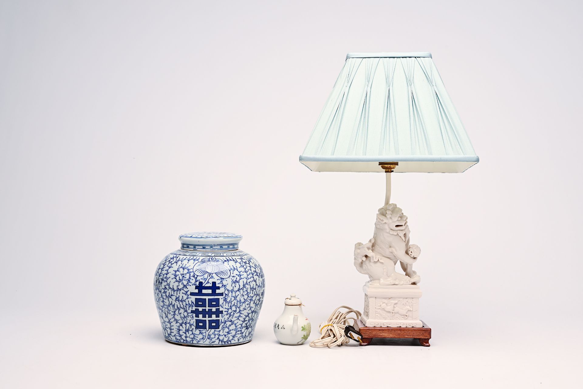 A varied collection of Chinese blue, white and blanc de Chine, Japanese Imari and Samson famille ros - Image 5 of 9