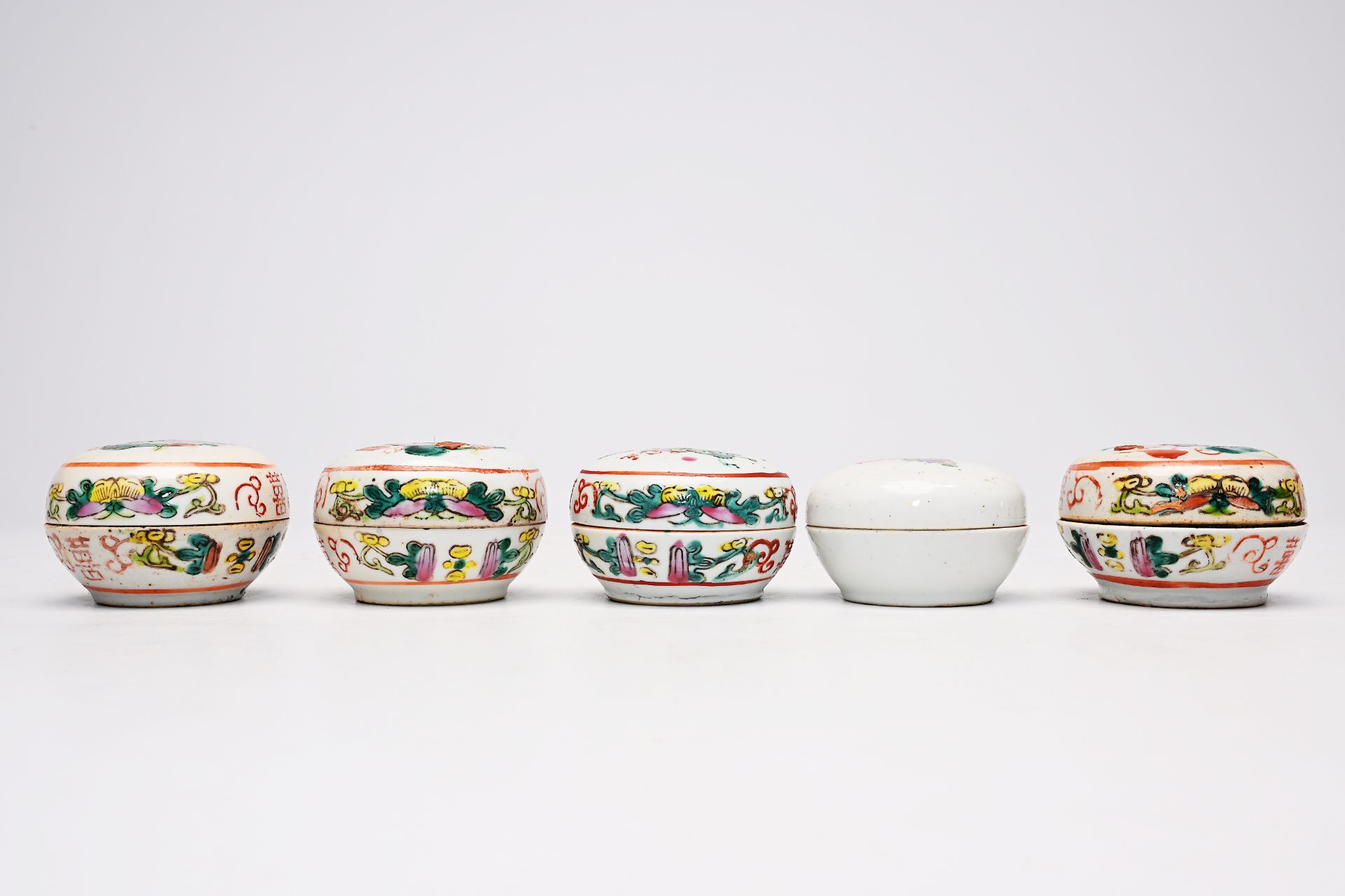 A varied collection of Chinese famille rose and qianjiang cai porcelain, 19th/20th C. - Bild 50 aus 58