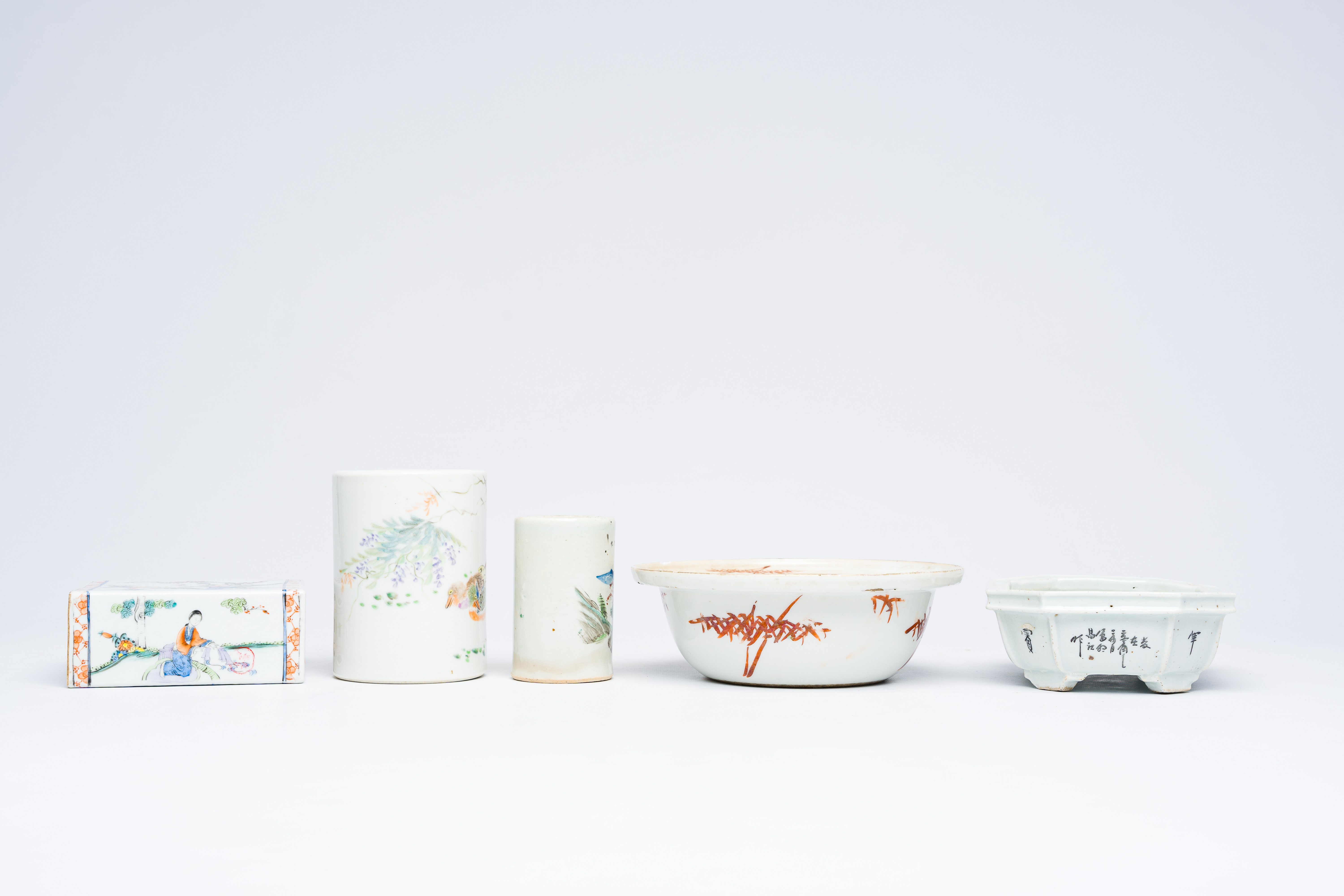 A varied collection of Chinese qianjiang cai and famille rose porcelain, 19th/20th C. - Image 7 of 14