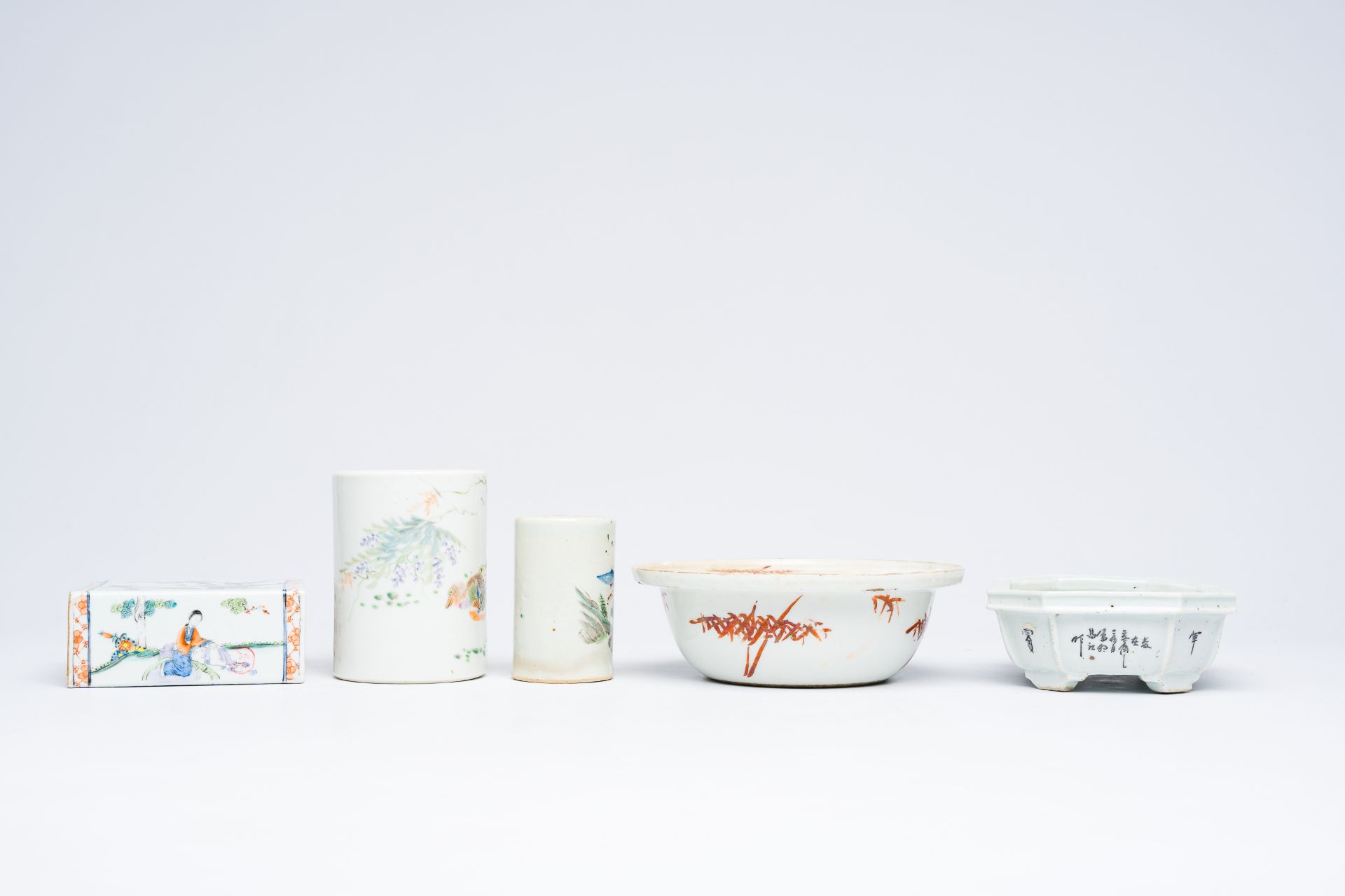 A varied collection of Chinese qianjiang cai and famille rose porcelain, 19th/20th C. - Bild 7 aus 14