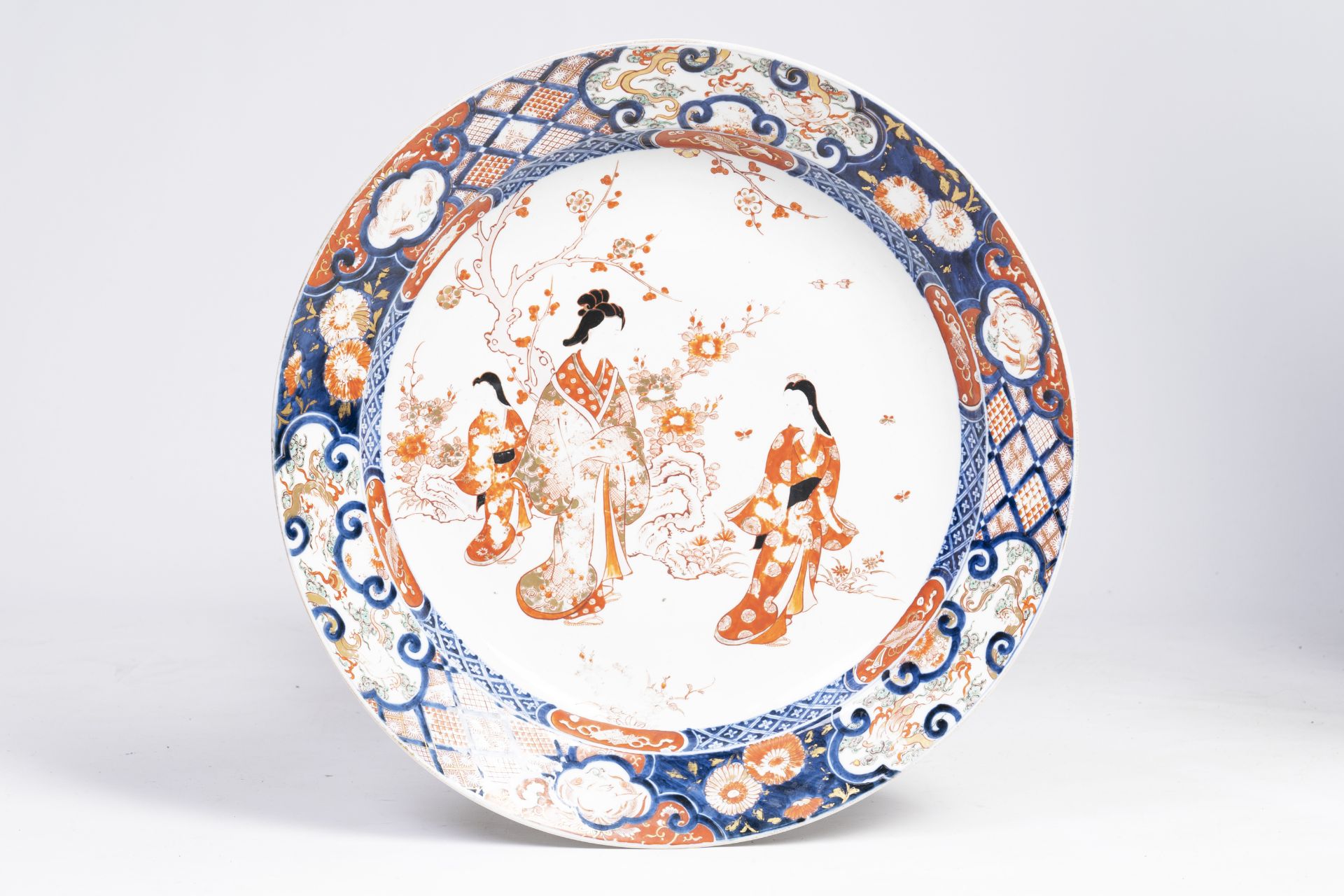 A large Japanese Imari dish with ladies in a garden, Meiji, 19th C.