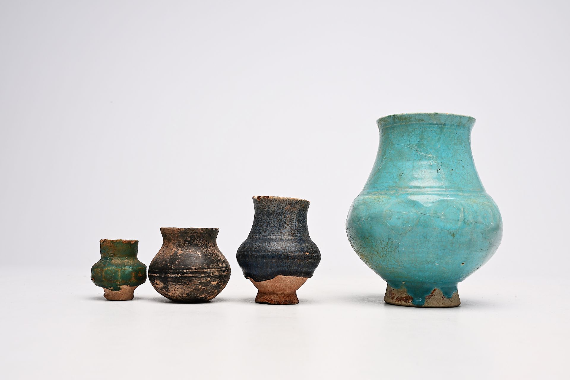 A varied collection of Persian and Hispano-Moresque pottery, 13th C. and later - Bild 3 aus 7