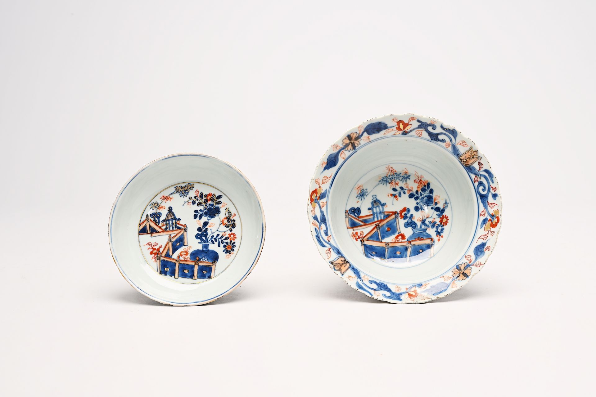 A varied collection of Chinese famille rose, blue, white and Imari style porcelain with landscapes a - Bild 9 aus 10