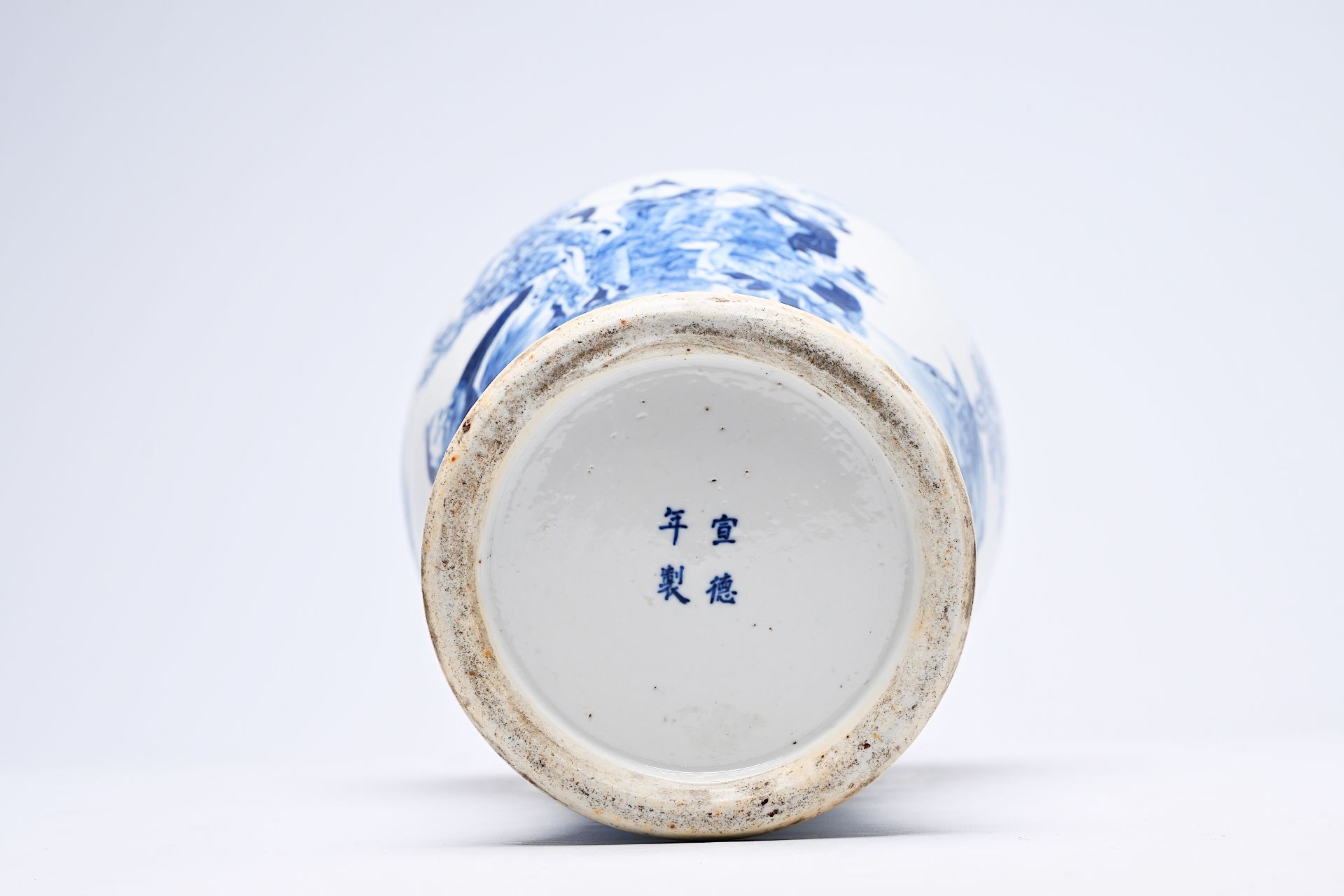 A Chinese blue and white vase with Zhong Kui before an emperor, Xuande mark, 19th C. - Image 9 of 12