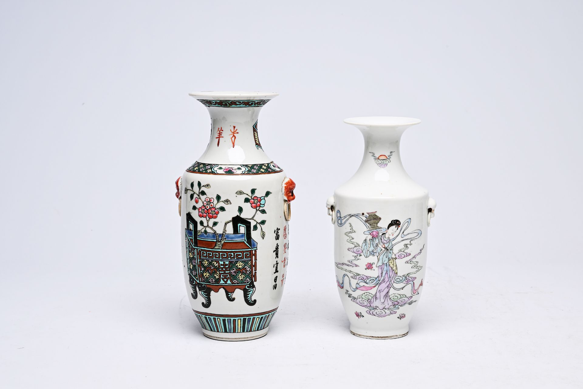 Two Chinese famille rose vases and three cases with ink stones, 19th/20th C. - Image 3 of 29