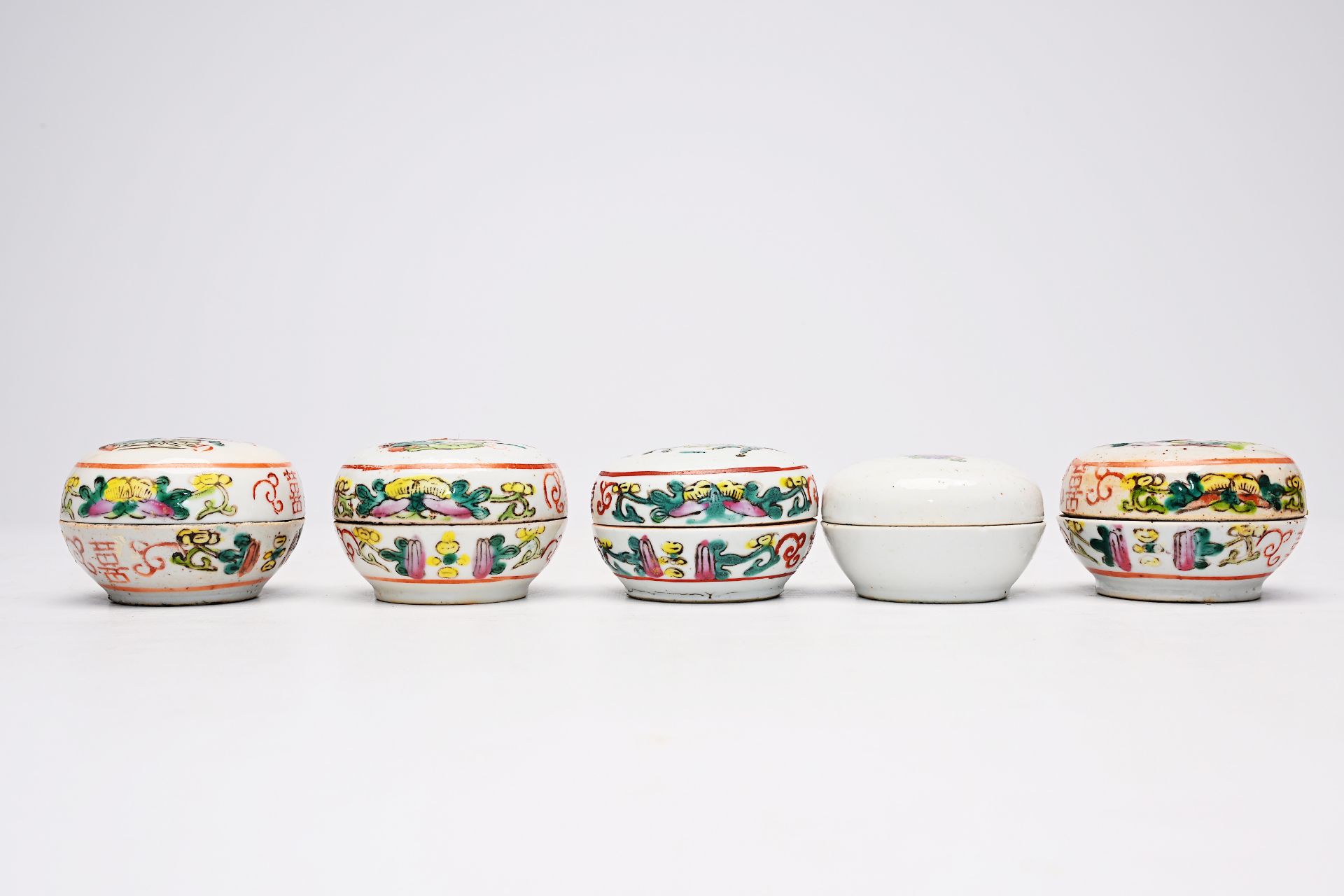 A varied collection of Chinese famille rose and qianjiang cai porcelain, 19th/20th C. - Bild 48 aus 58