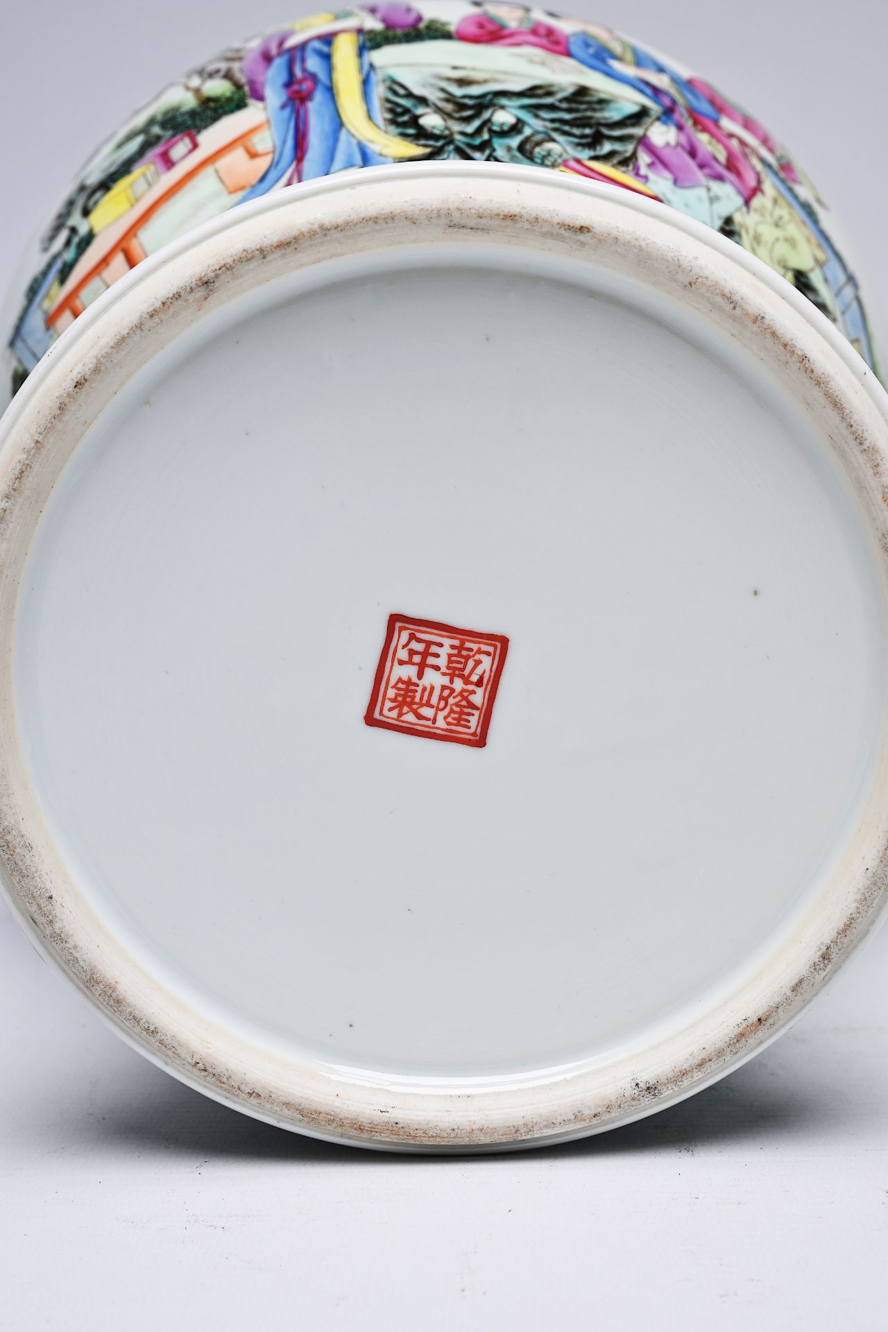 A pair of Chinese famille rose vases and covers with ladies on a terrace, Qianlong mark, Republic, 2 - Bild 14 aus 16