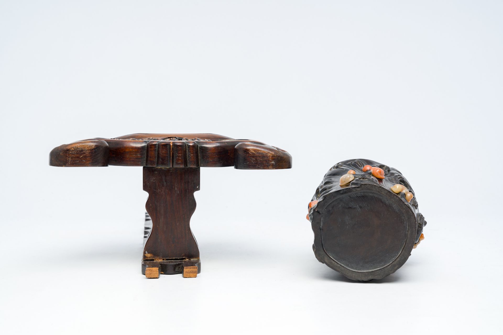 A large Chinese carved wood dish stand and a soapstone inlaid brush pot, 19th/20th C. - Image 7 of 7