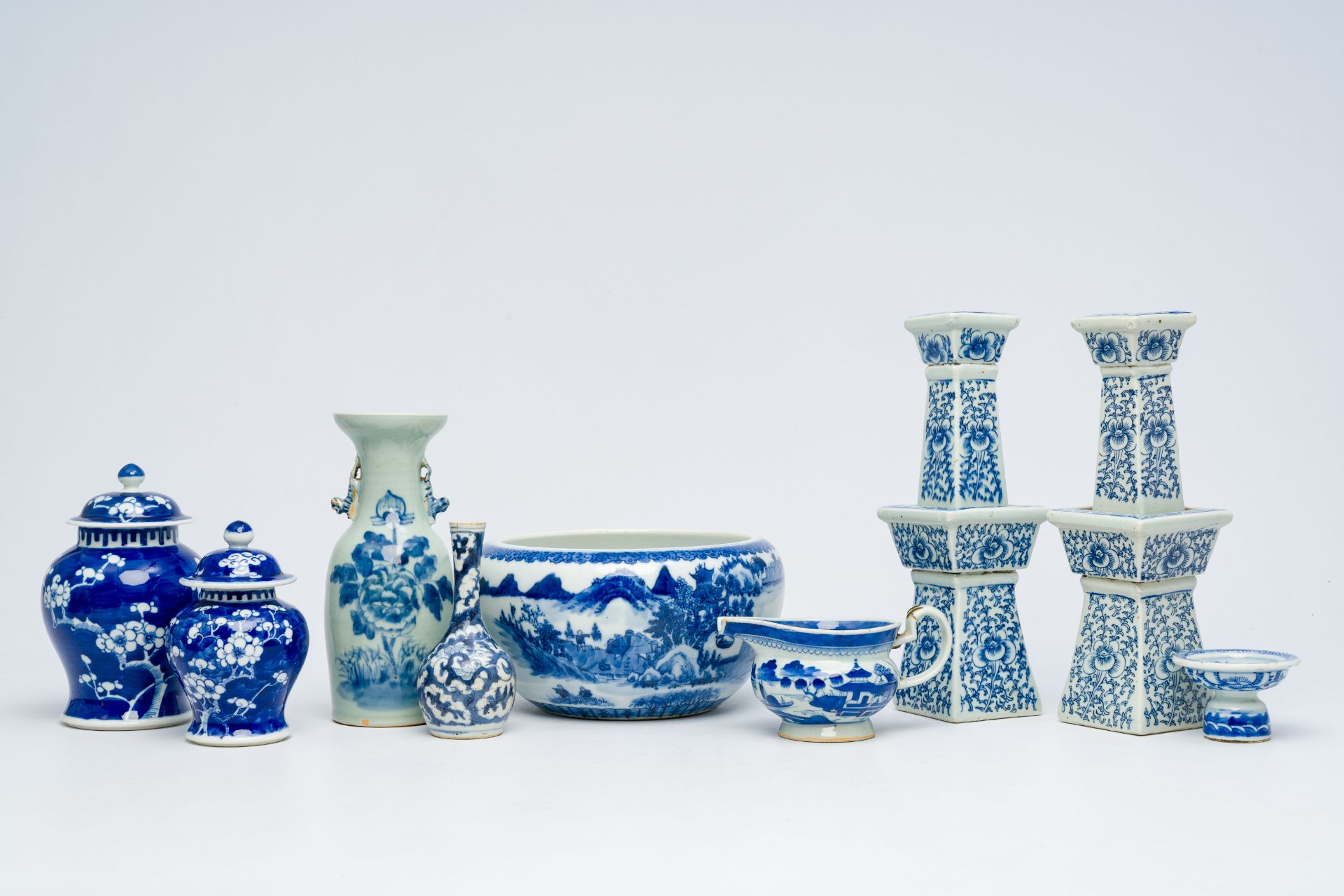 A varied collection of Chinese blue and white porcelain, 19th/20th C.