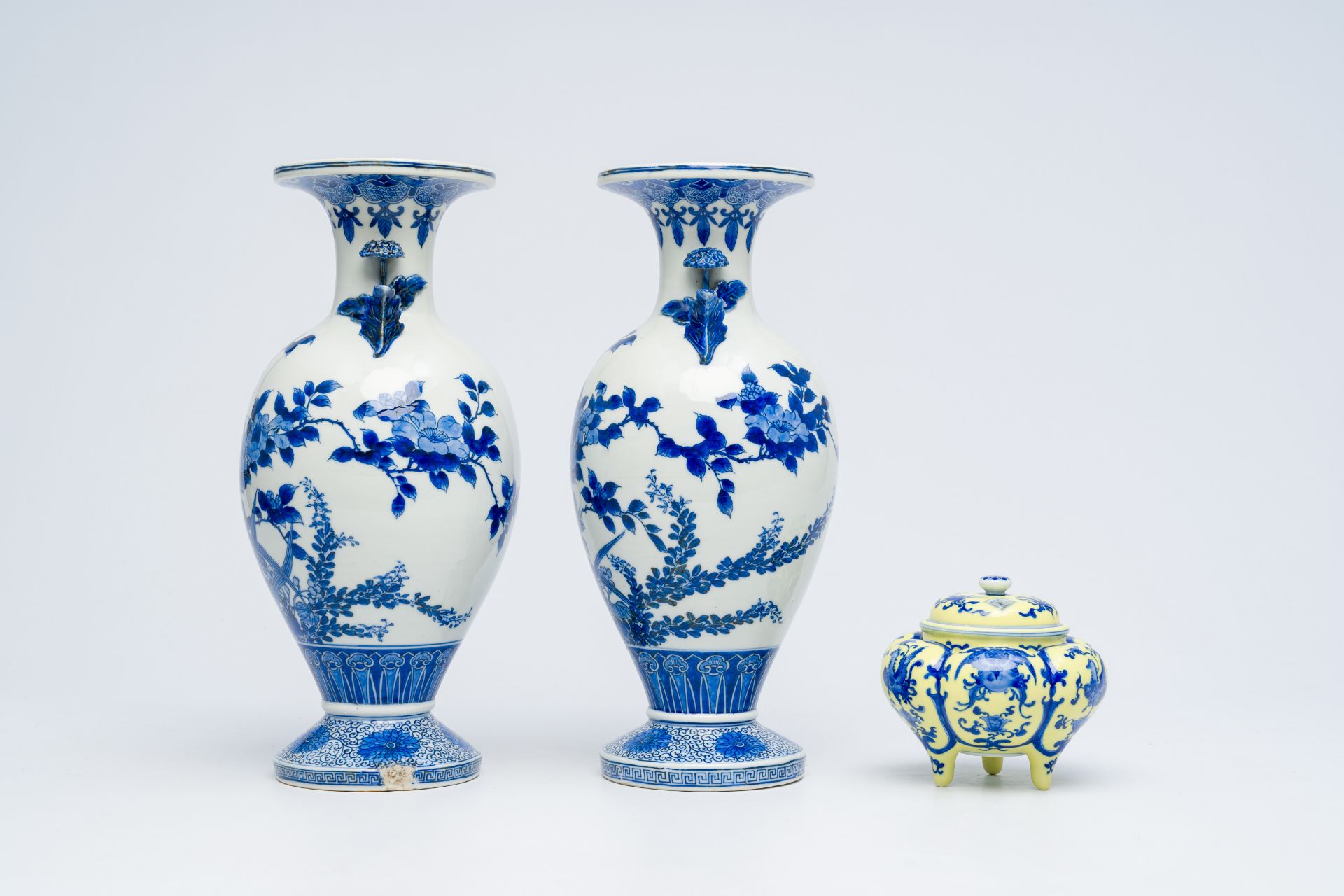 A Japanese yellow-ground incense burner and a pair of blue and white vases, poss. Hirado, Meiji, 19t - Bild 3 aus 7