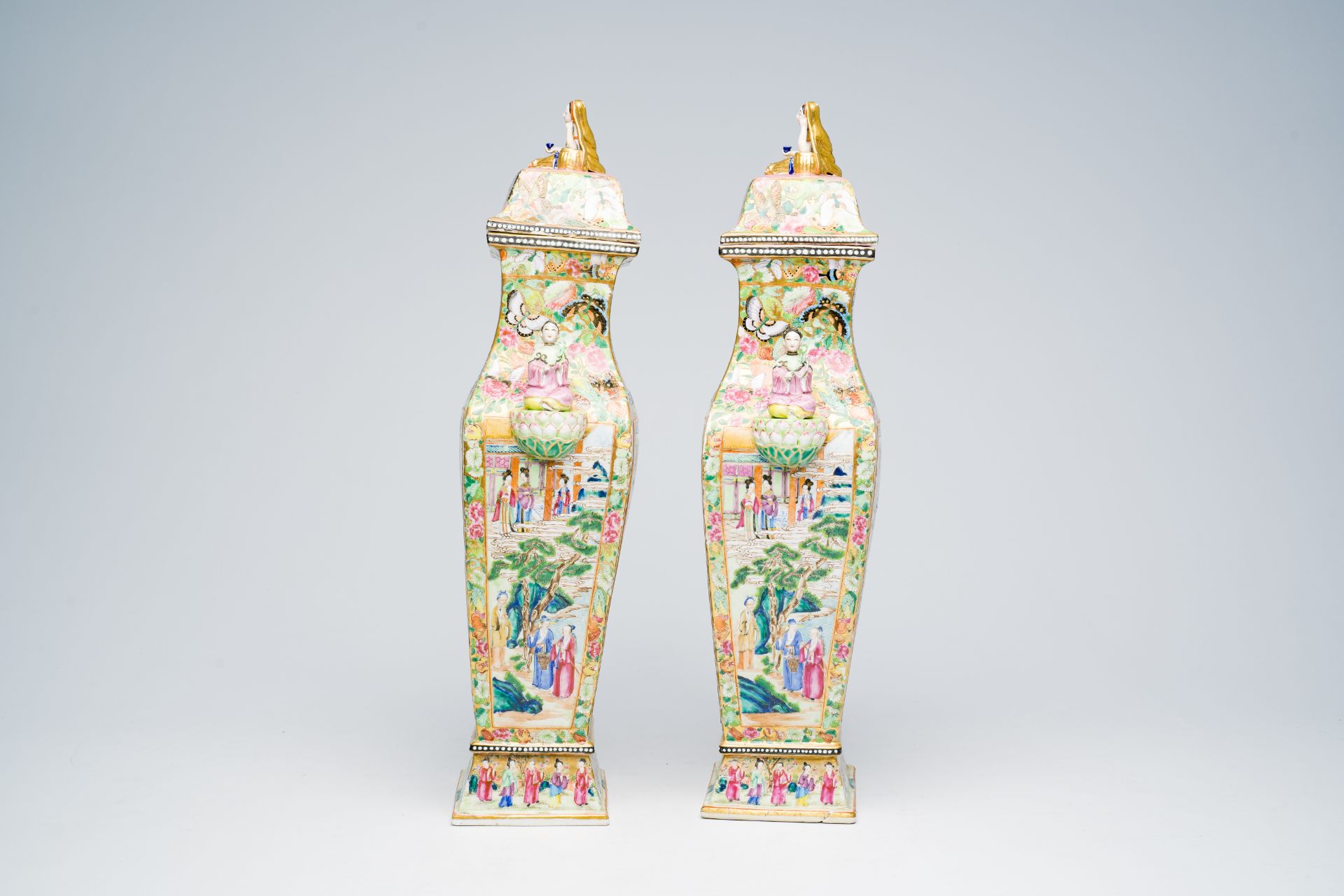 A pair of fine quadrangular Chinese Canton famille rose vases and covers with palace scenes and figu - Bild 6 aus 48