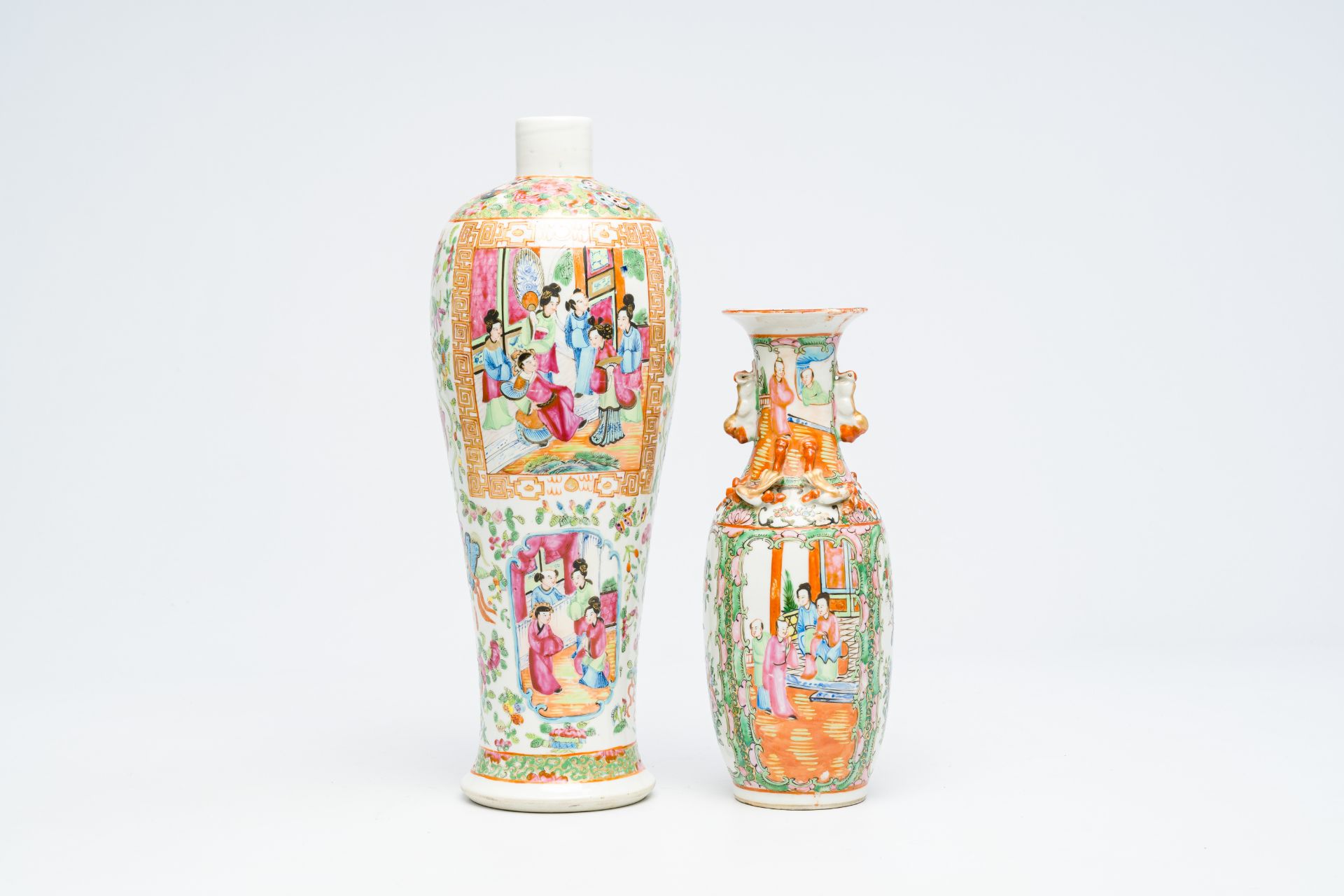 Two Chinese Canton famille rose vases with palace scenes and floral design, 19th/20th C. - Bild 3 aus 6