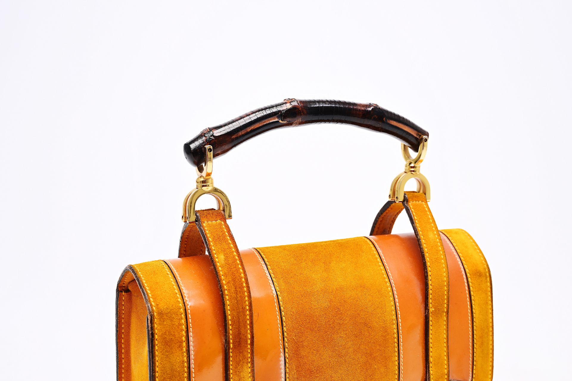 An Italian ochre yellow Alcantara Gucci handbag, 20th C. - Image 7 of 7