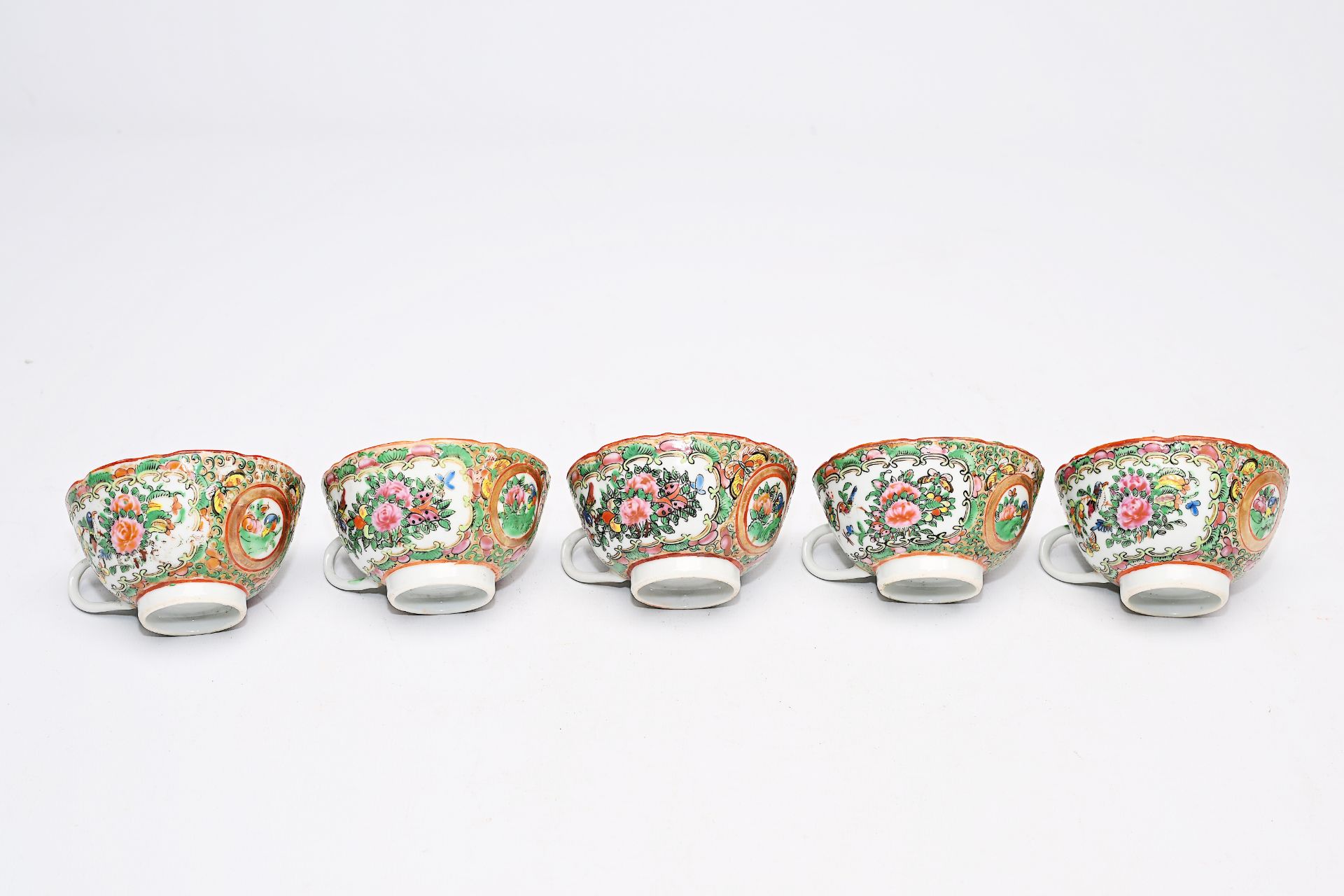 A Chinese Canton famille rose seventeen-part tea set and a bowl with palace scenes and floral design - Bild 13 aus 20