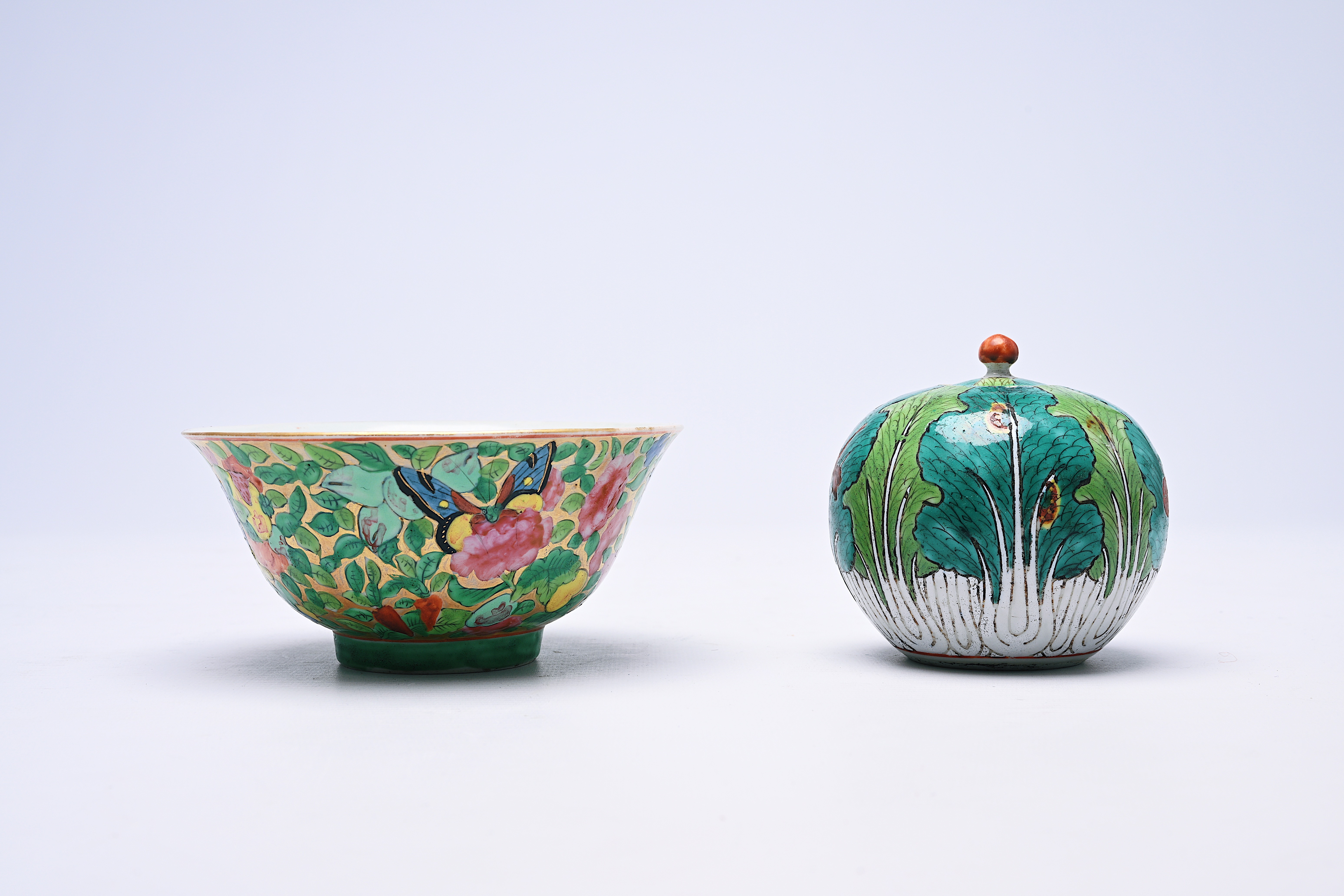 A Chinese Canton famille rose bowl for the Thai market and a 'cabbage' jar and cover, 19th C. - Image 2 of 7