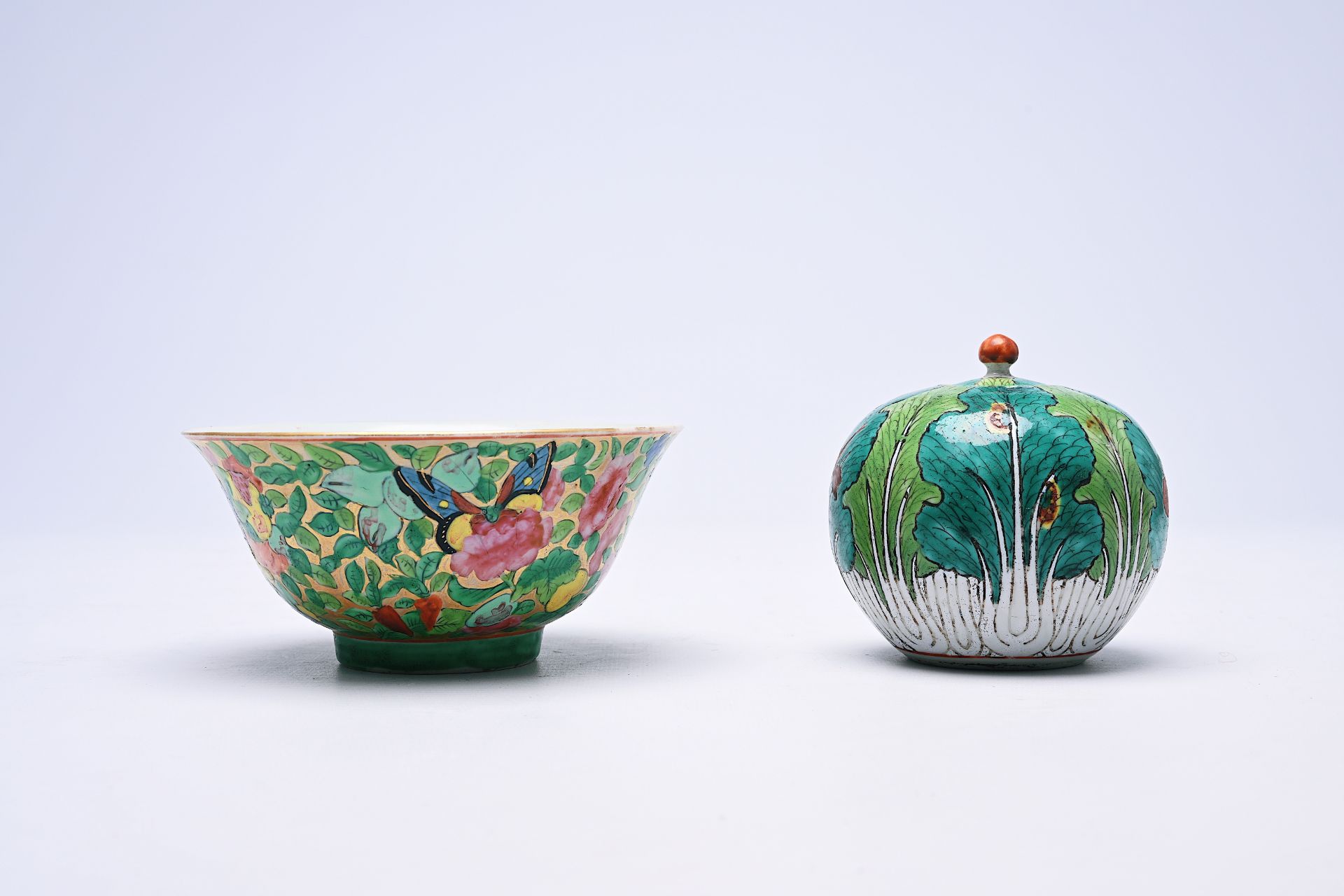 A Chinese Canton famille rose bowl for the Thai market and a 'cabbage' jar and cover, 19th C. - Bild 2 aus 7