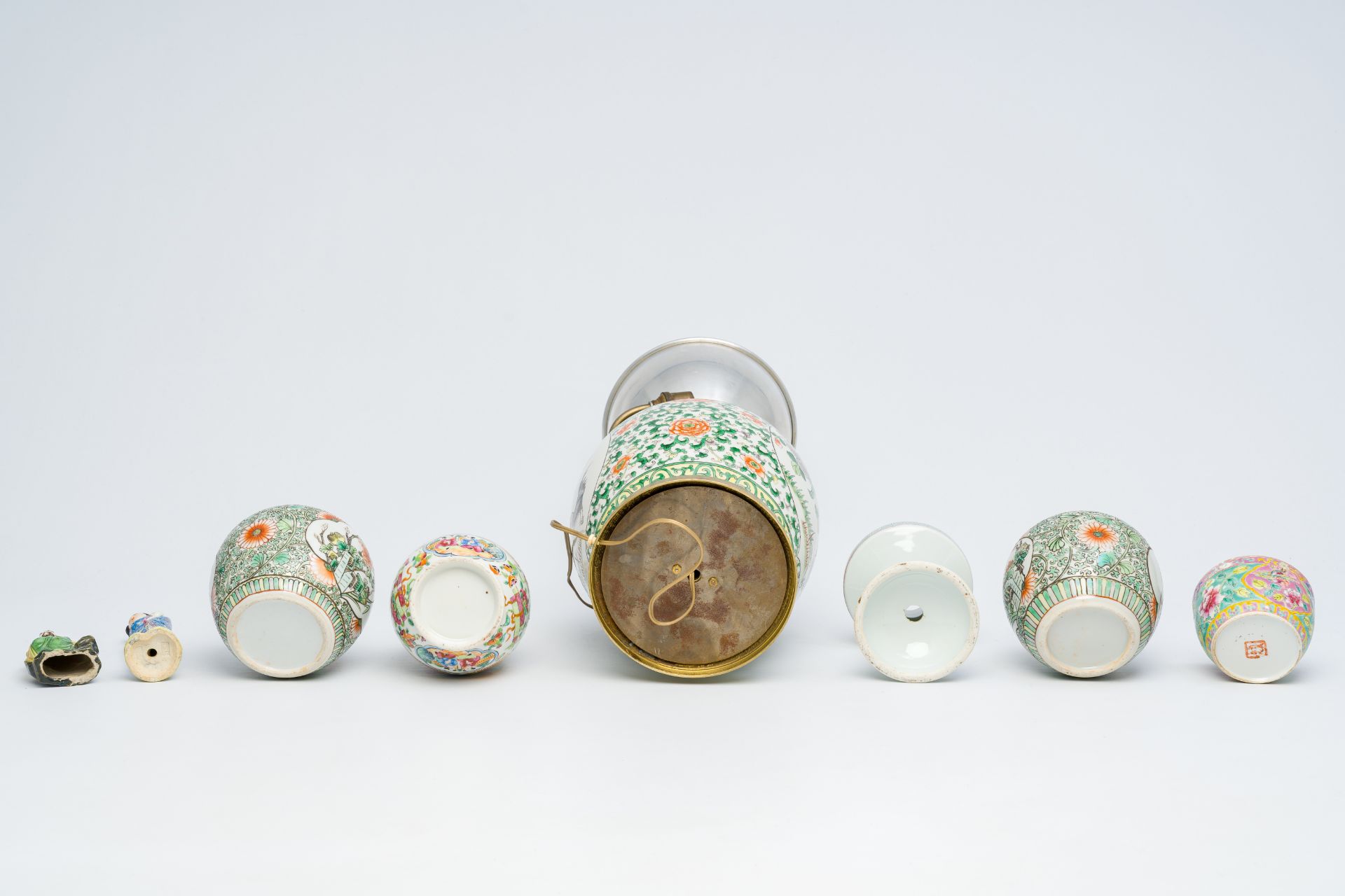 A varied collection of Chinese porcelain, 19th/20th C. - Bild 14 aus 26