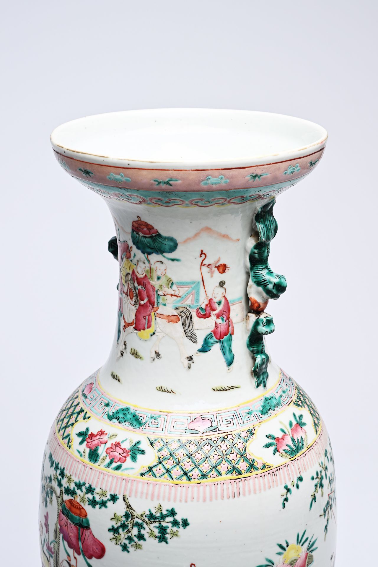 A Chinese famille rose vase with the qilin Song Zi and figures in a landscape, 19th C. - Bild 12 aus 16
