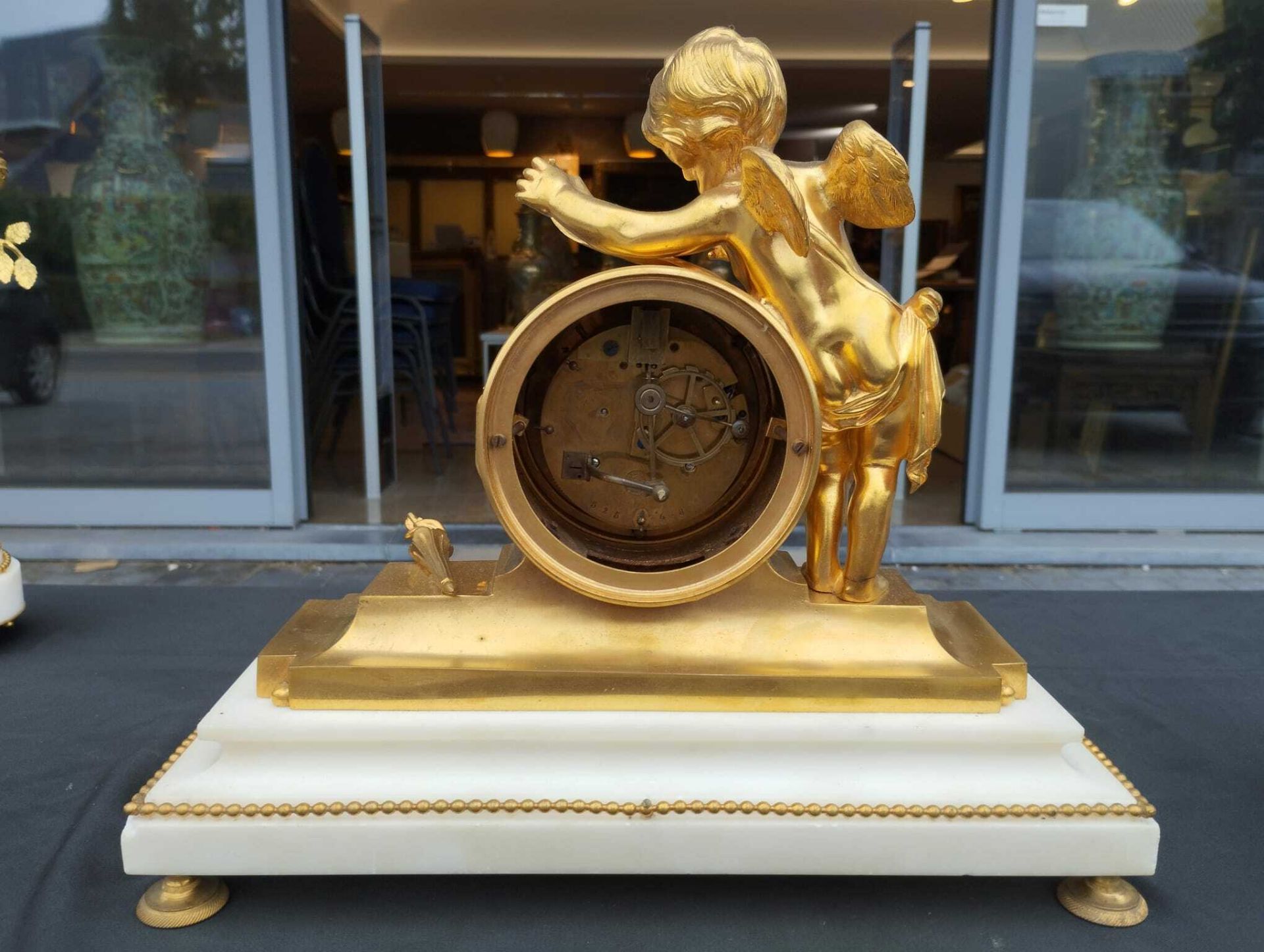 A French gilt bronze mounted white marble three-piece clock garniture with putti, 19th C. - Bild 22 aus 34