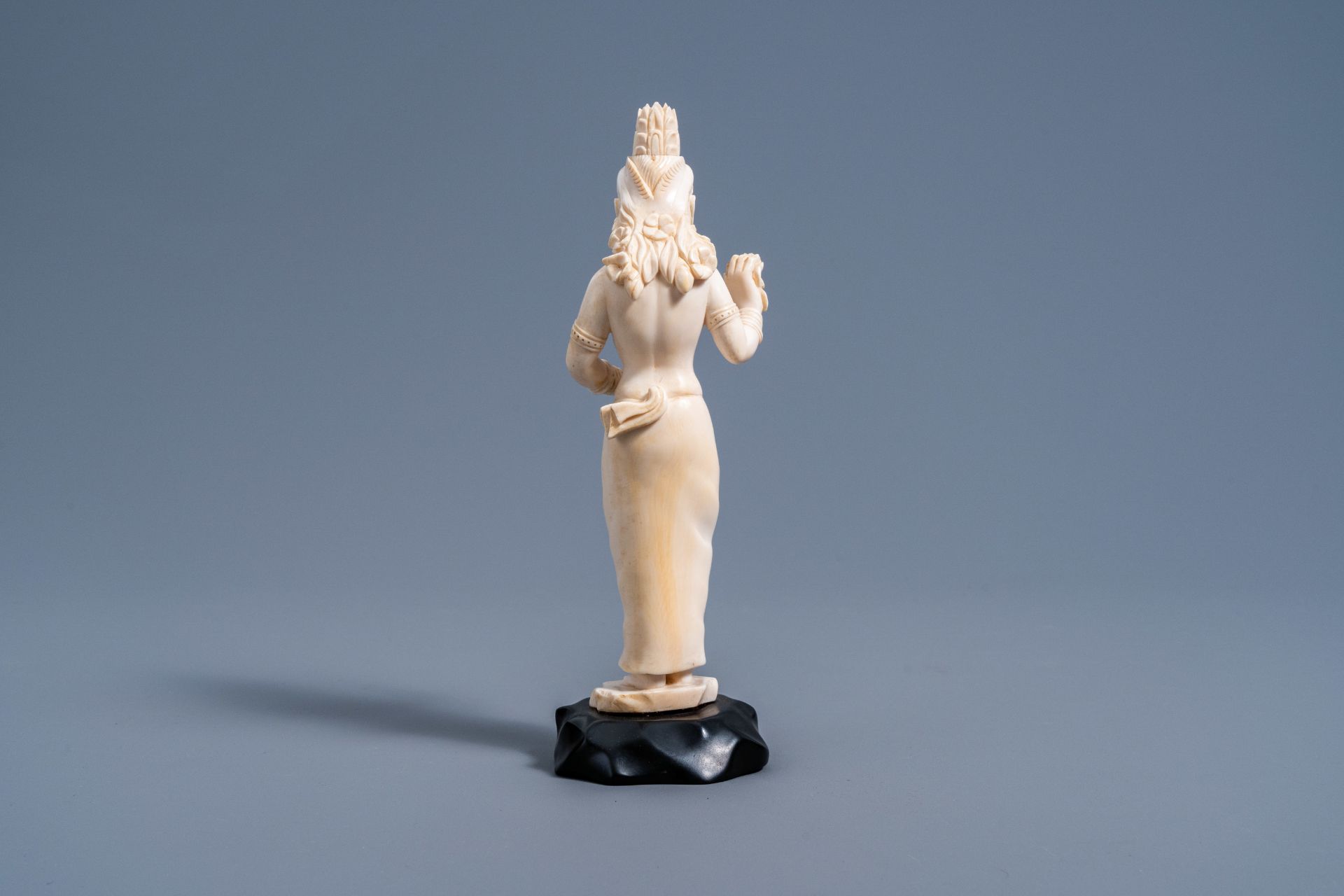 An Indian carved ivory figure of a goddess holding flowers in her hands, ca. 1900 - Image 5 of 9