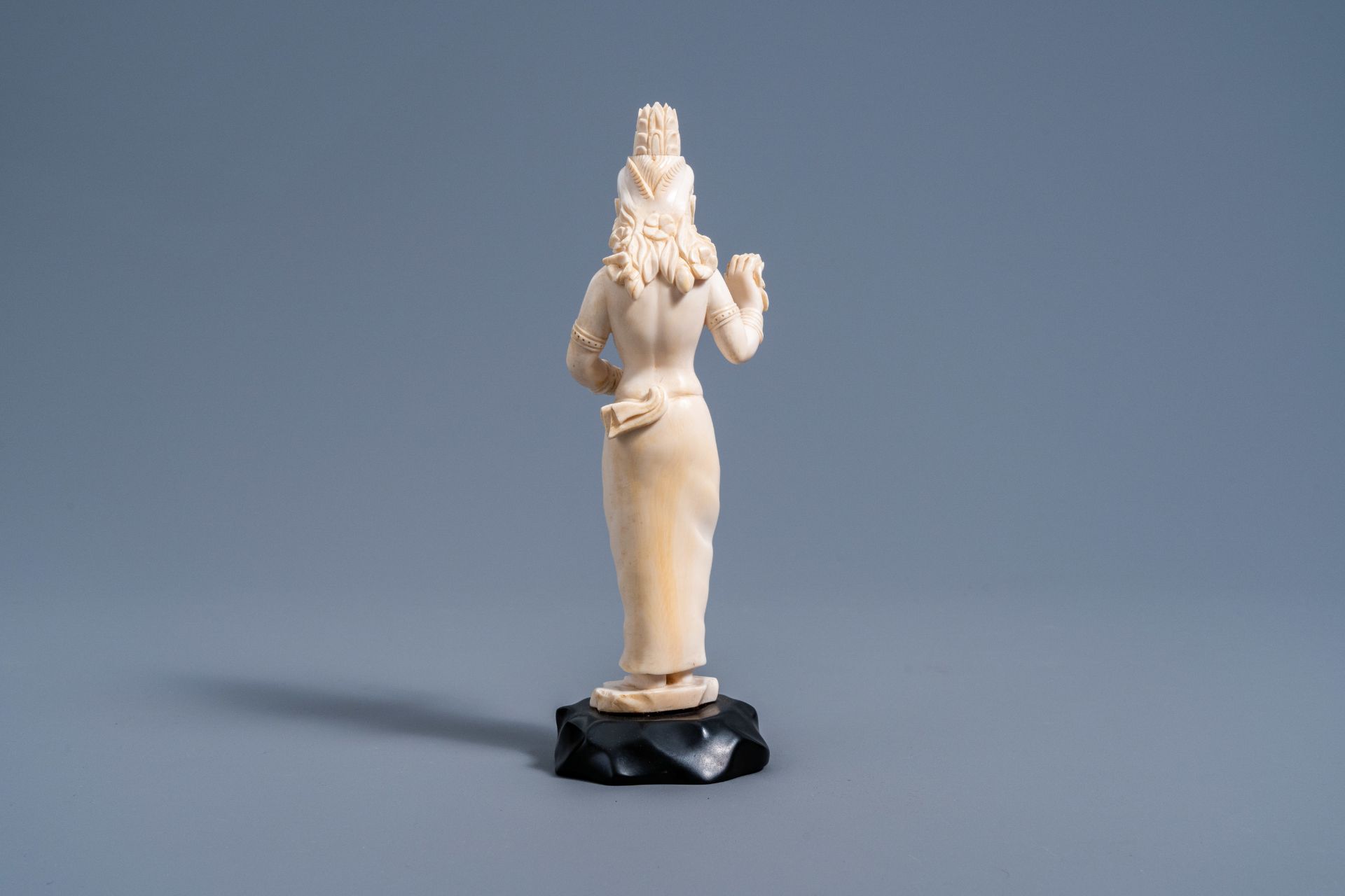 An Indian carved ivory figure of a goddess holding flowers in her hands, ca. 1900 - Bild 5 aus 9