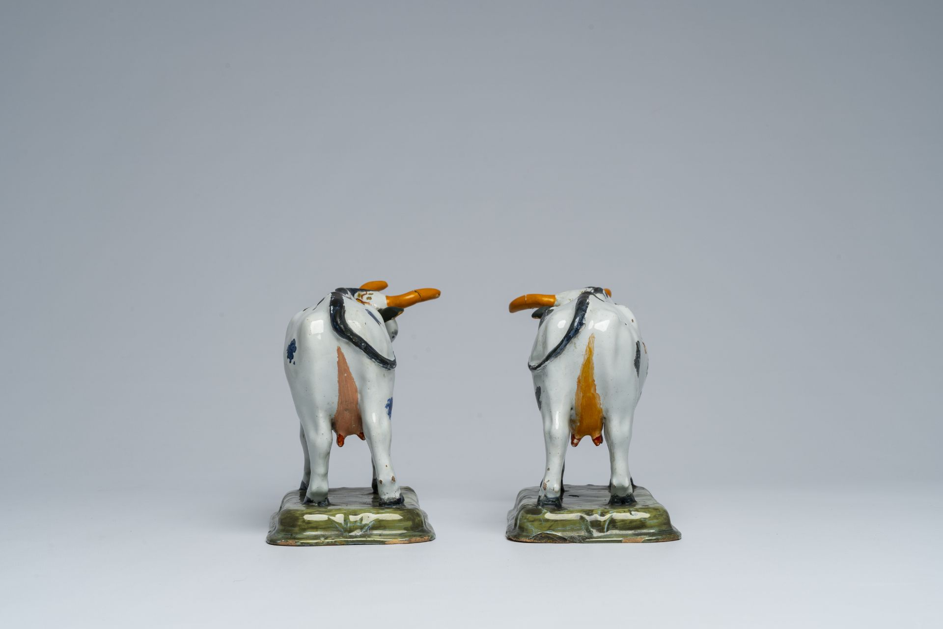 A pair of Dutch Delft partly cold-painted polychrome cows, 18th C. - Image 5 of 7