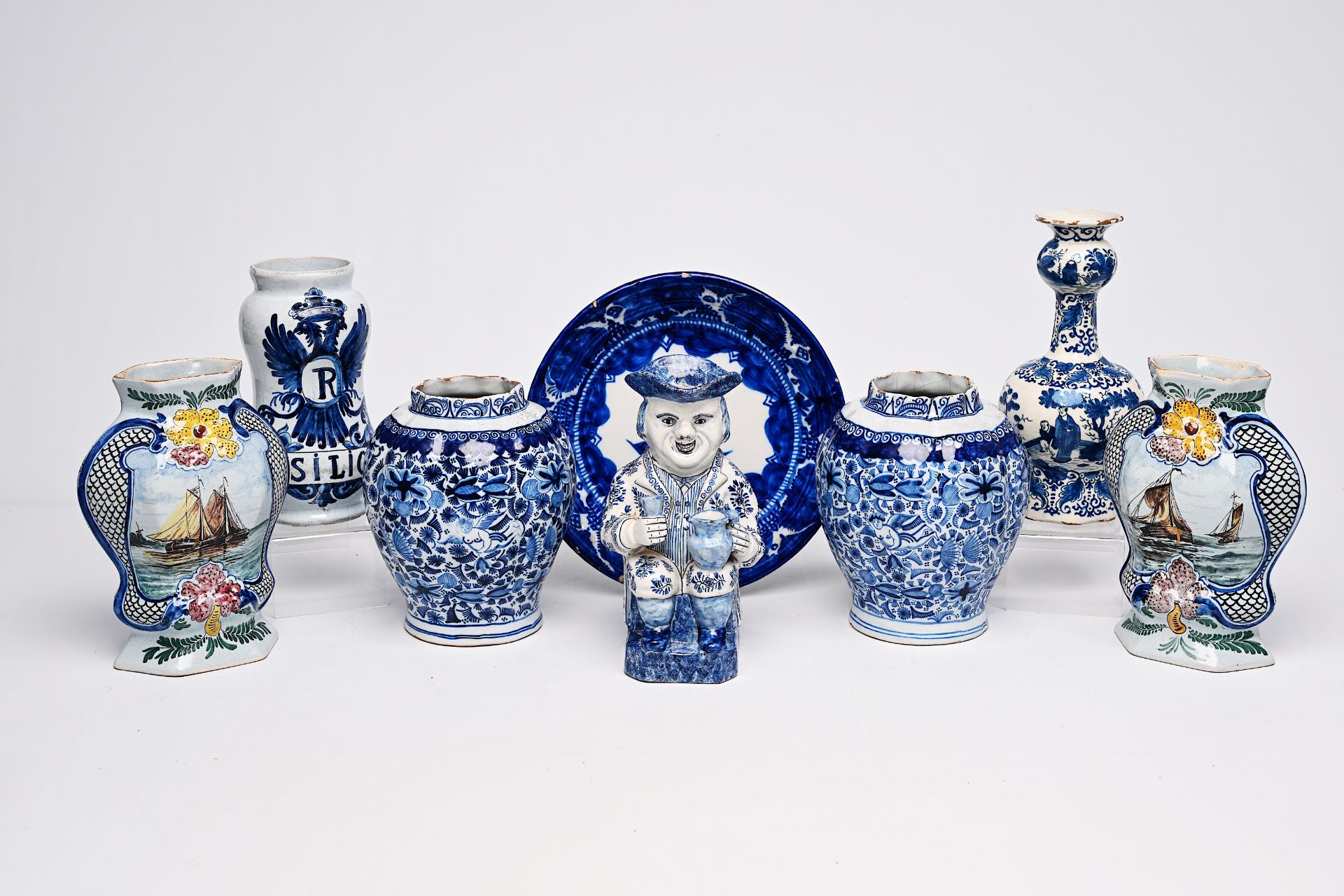 A varied collection of blue, white and polychrome earthenware items, Delft, France and Spain, 18th/1 - Image 2 of 18