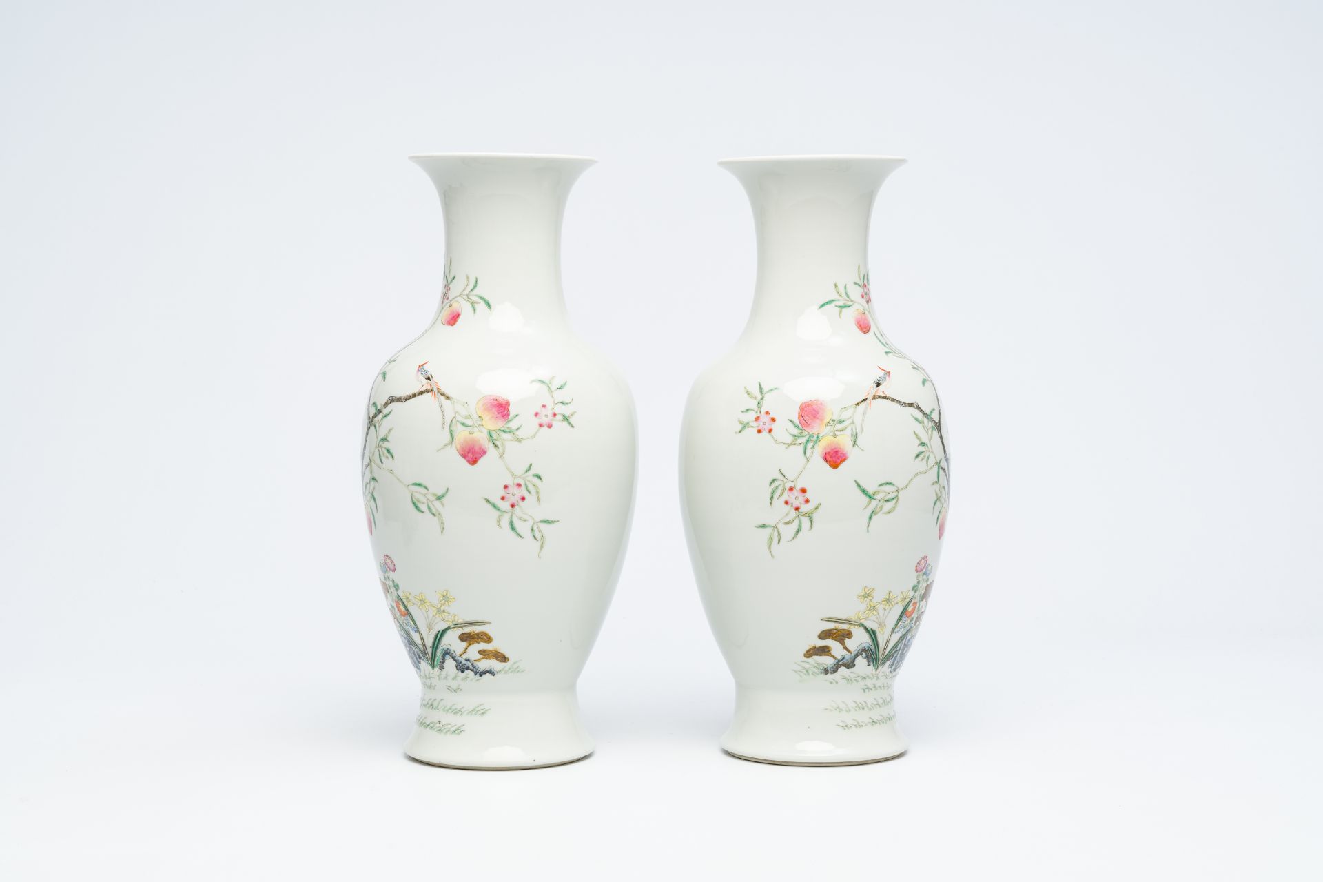 A pair of Chinese famille rose vases with floral design, Guangxu mark, Republic, 20th C. - Bild 3 aus 12