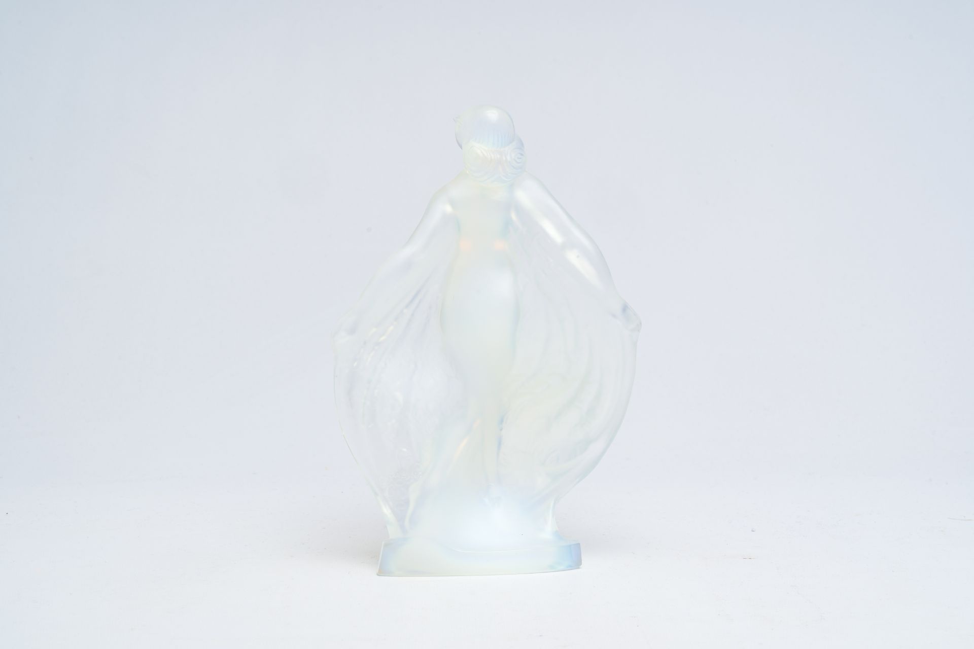 A French Sabino opalescent glass figurine of Isadora Duncan, 20th C. - Image 10 of 13