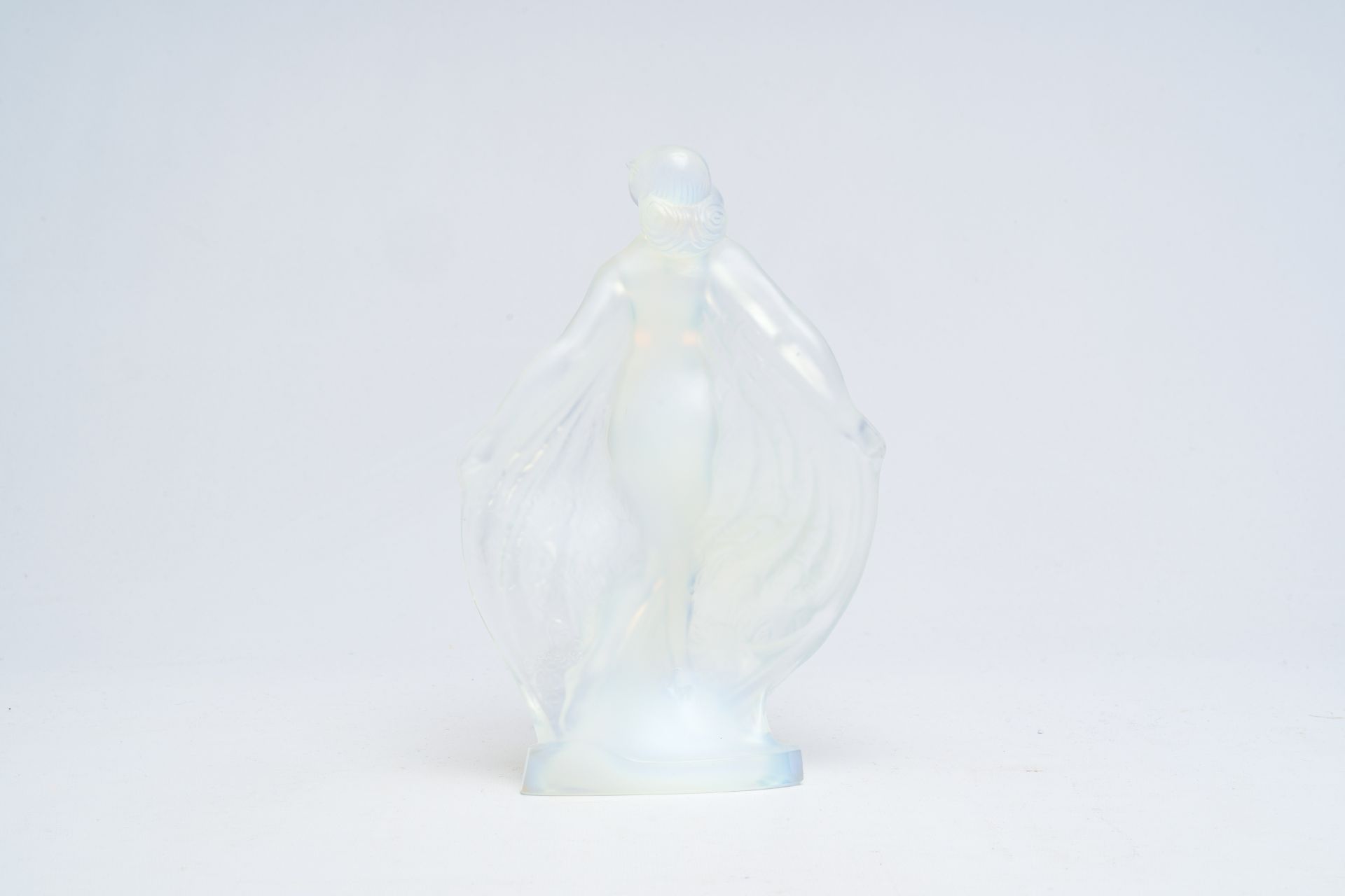 A French Sabino opalescent glass figurine of Isadora Duncan, 20th C. - Bild 10 aus 13