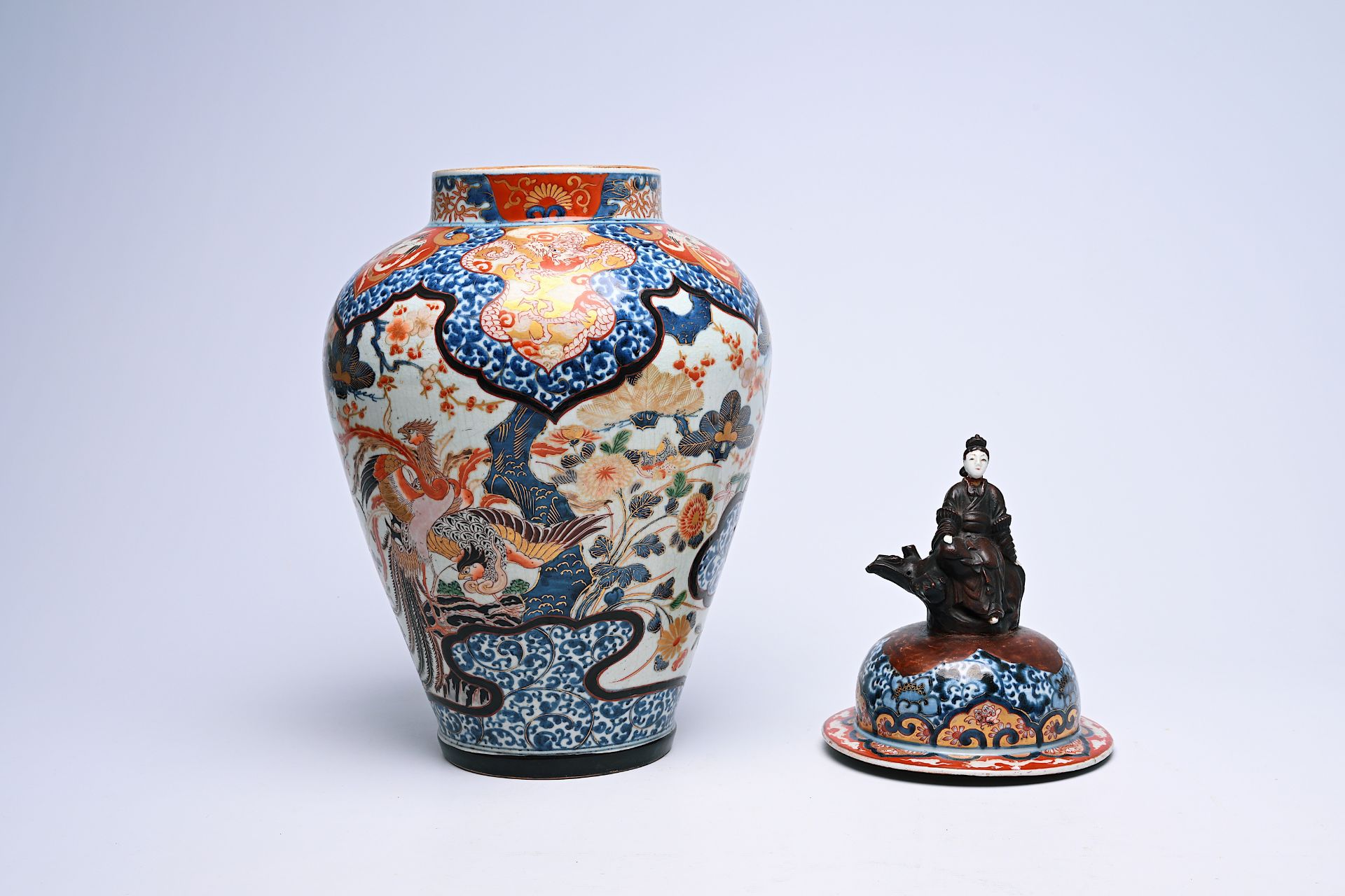 A Japanese Imari vase and cover with birds among blossoming branches and crowned with a lady, Edo, 1 - Bild 2 aus 10