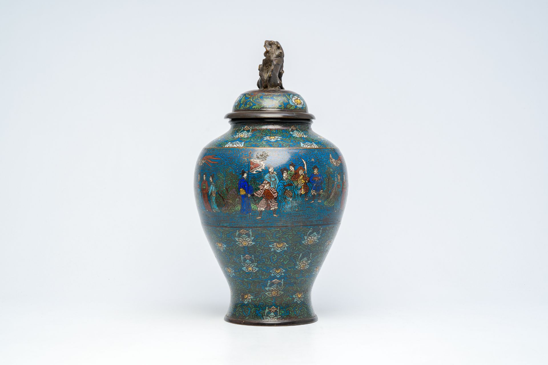 A large Japanese champleve cloisonne vase and cover, Meiji, 19th C. - Bild 2 aus 6