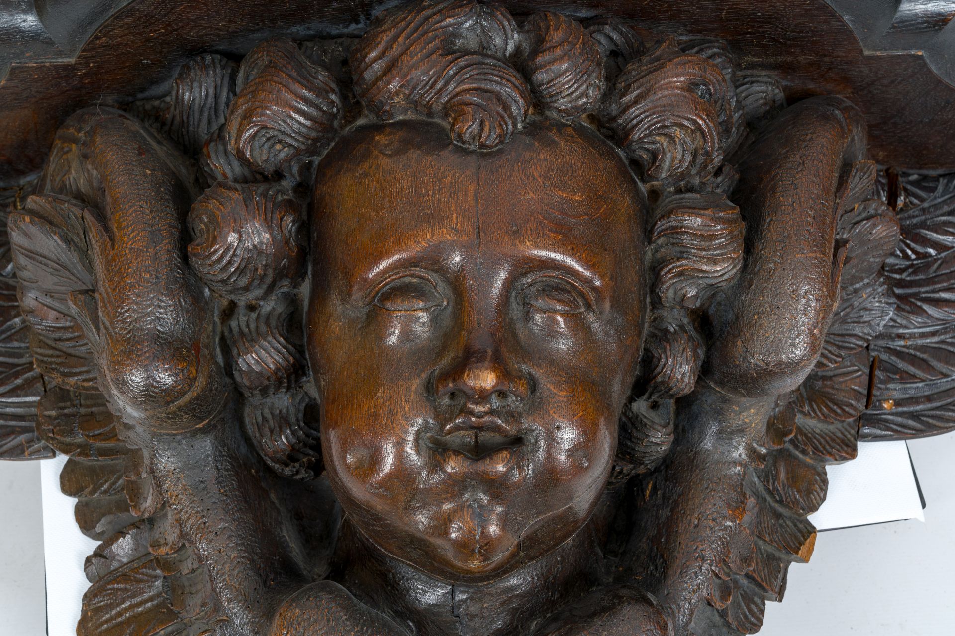 An exceptional Flemish carved wood 'angel' wall bracket, ca. 1700 - Image 6 of 8
