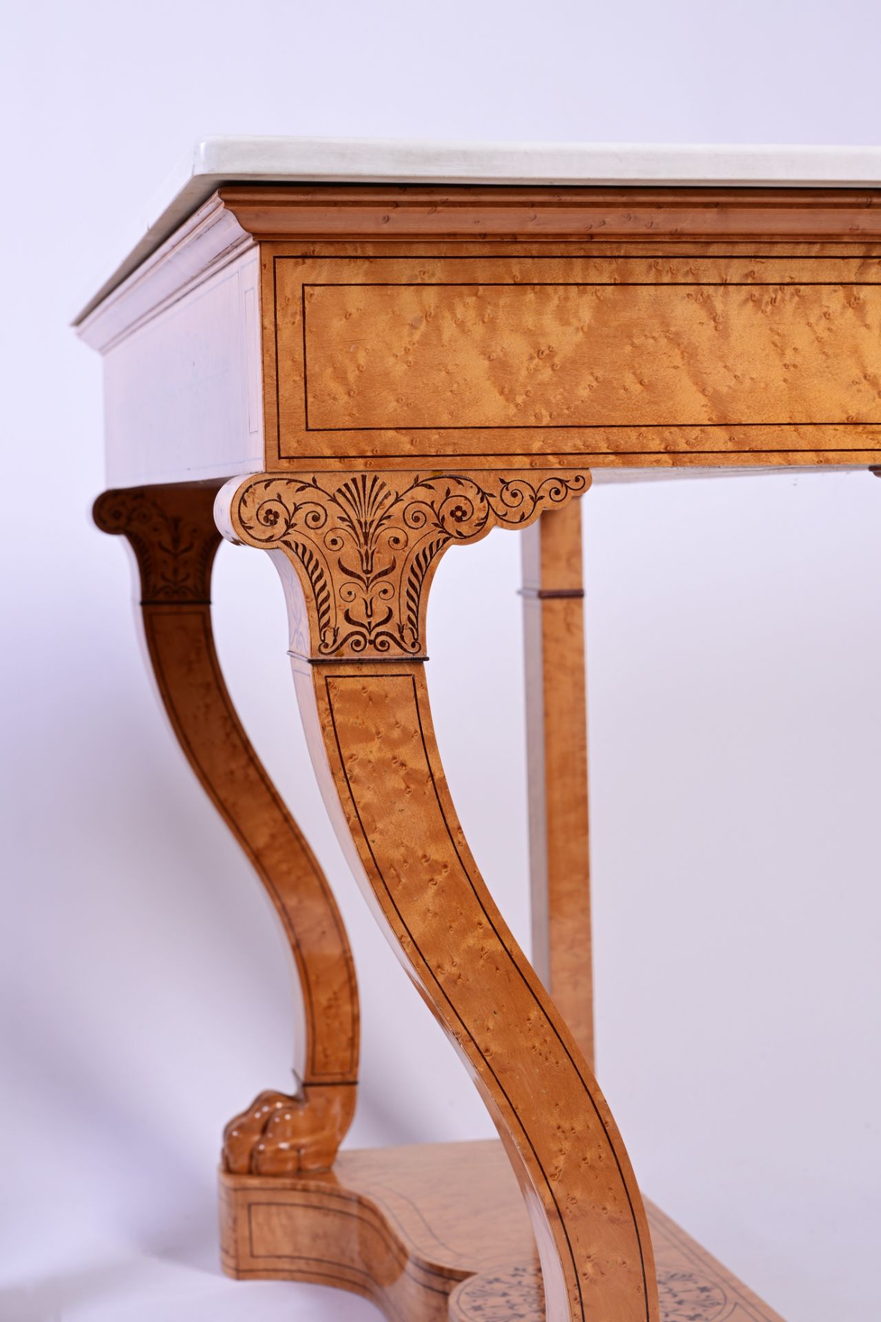 A pair of burl wood veneered Biedermeier style wall consoles with inlay and marble top, 19th/20th C. - Image 5 of 9