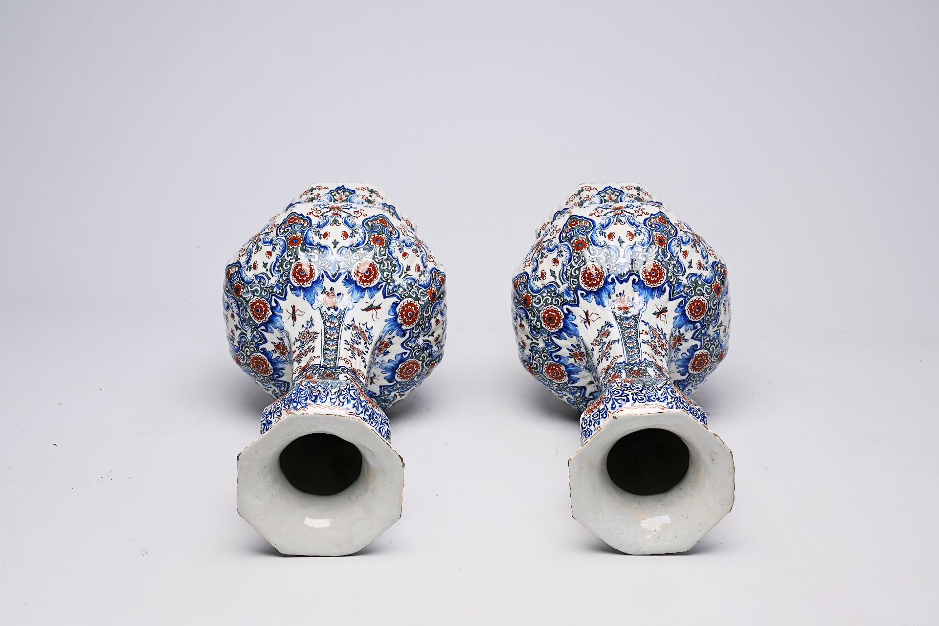 A pair of Dutch Delft cashmire palette vases with floral design, 19th C. - Image 8 of 11