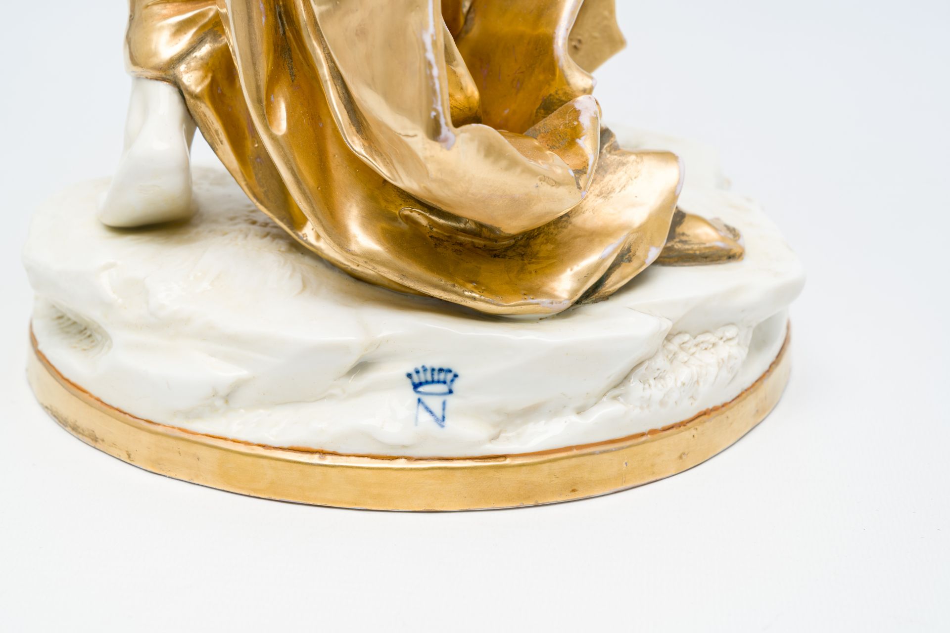A lady with an angel in partly gilt Capodimonte porcelain, Italy, 20th C. - Bild 8 aus 8