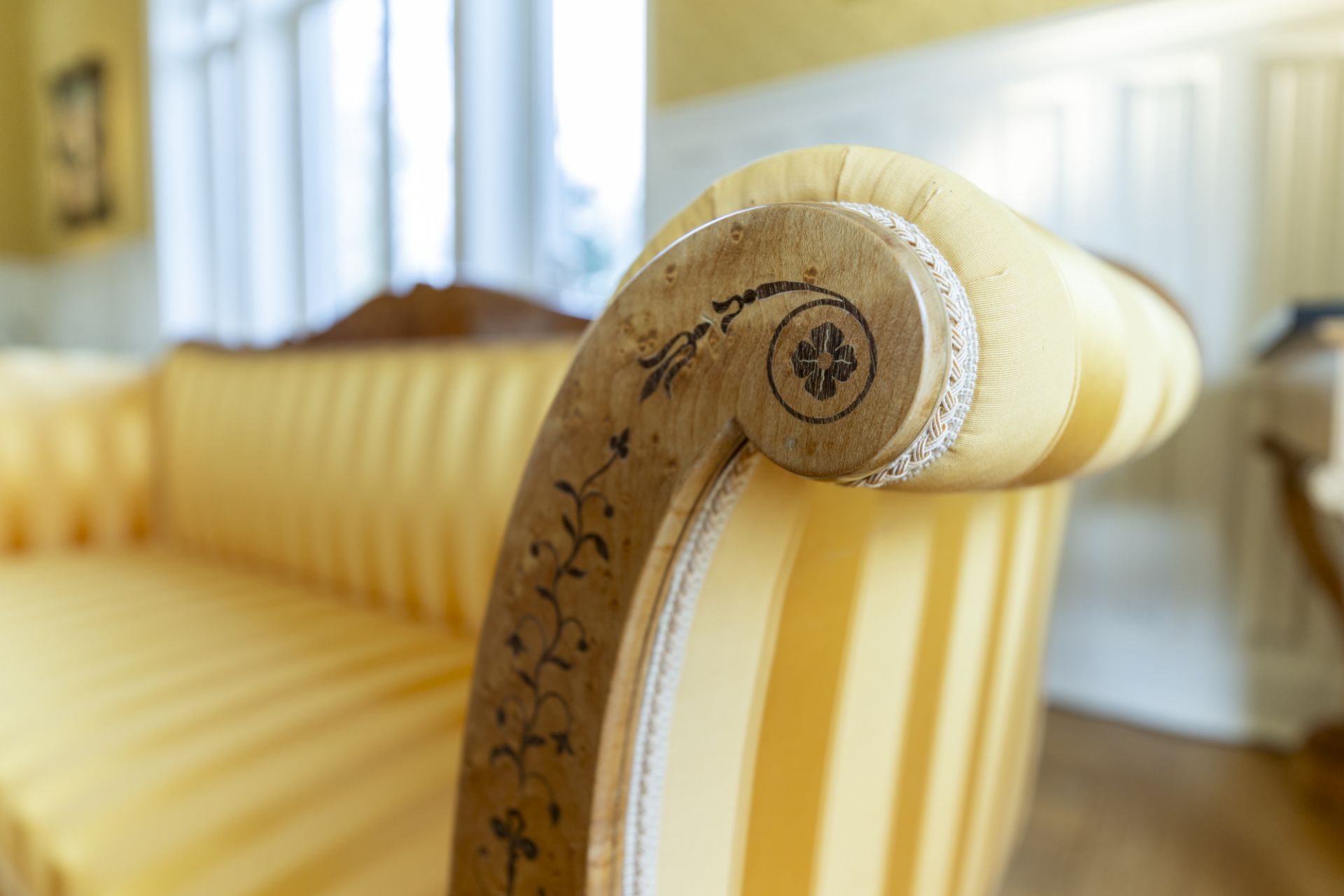 A 13-piece Biedermeier salon set comprising 3 sofas, 8 chairs and 2 footstools with yellow silk upho - Bild 20 aus 34