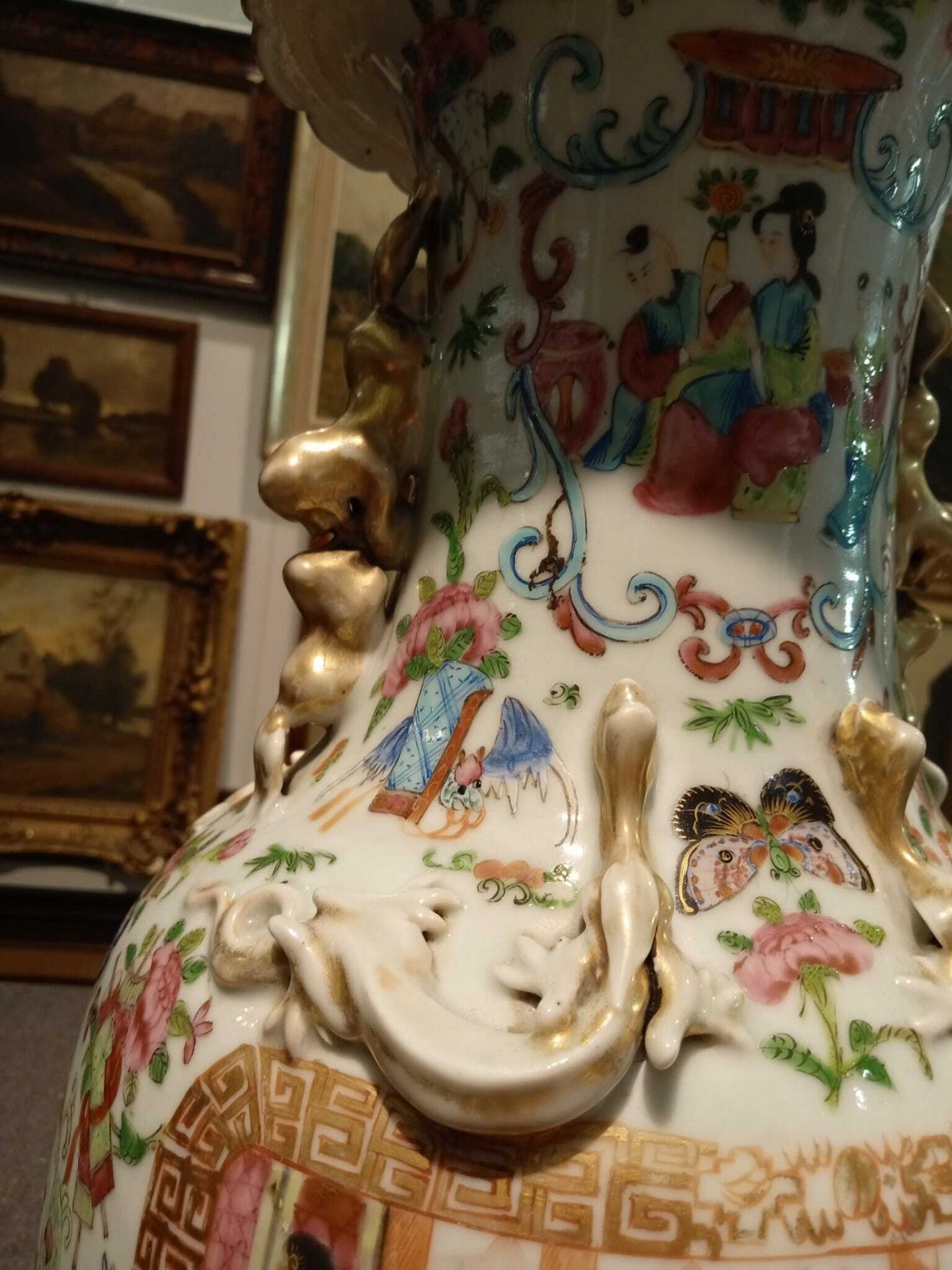 Two Chinese Canton famille rose vases with palace scenes, one of which mounted as a lamp, 19th C. - Bild 43 aus 46