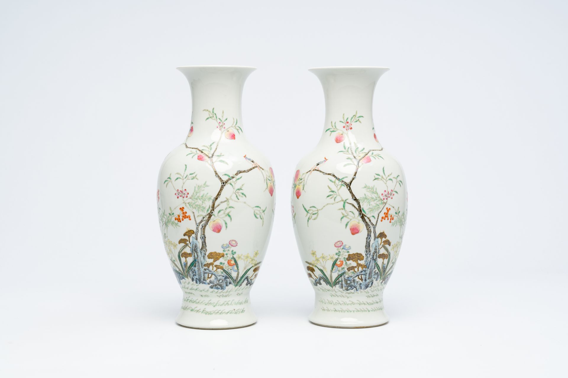 A pair of Chinese famille rose vases with floral design, Guangxu mark, Republic, 20th C. - Bild 2 aus 12