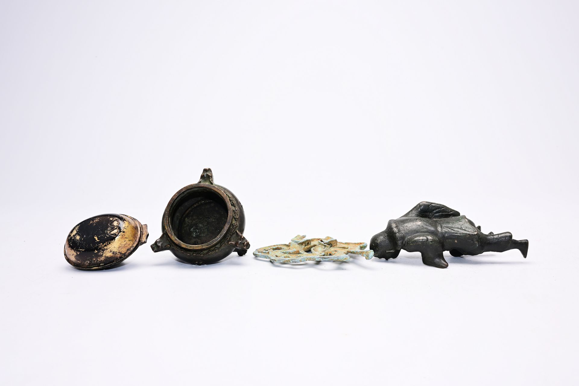 Four Chinese bronze objects, Ming and later - Image 6 of 8