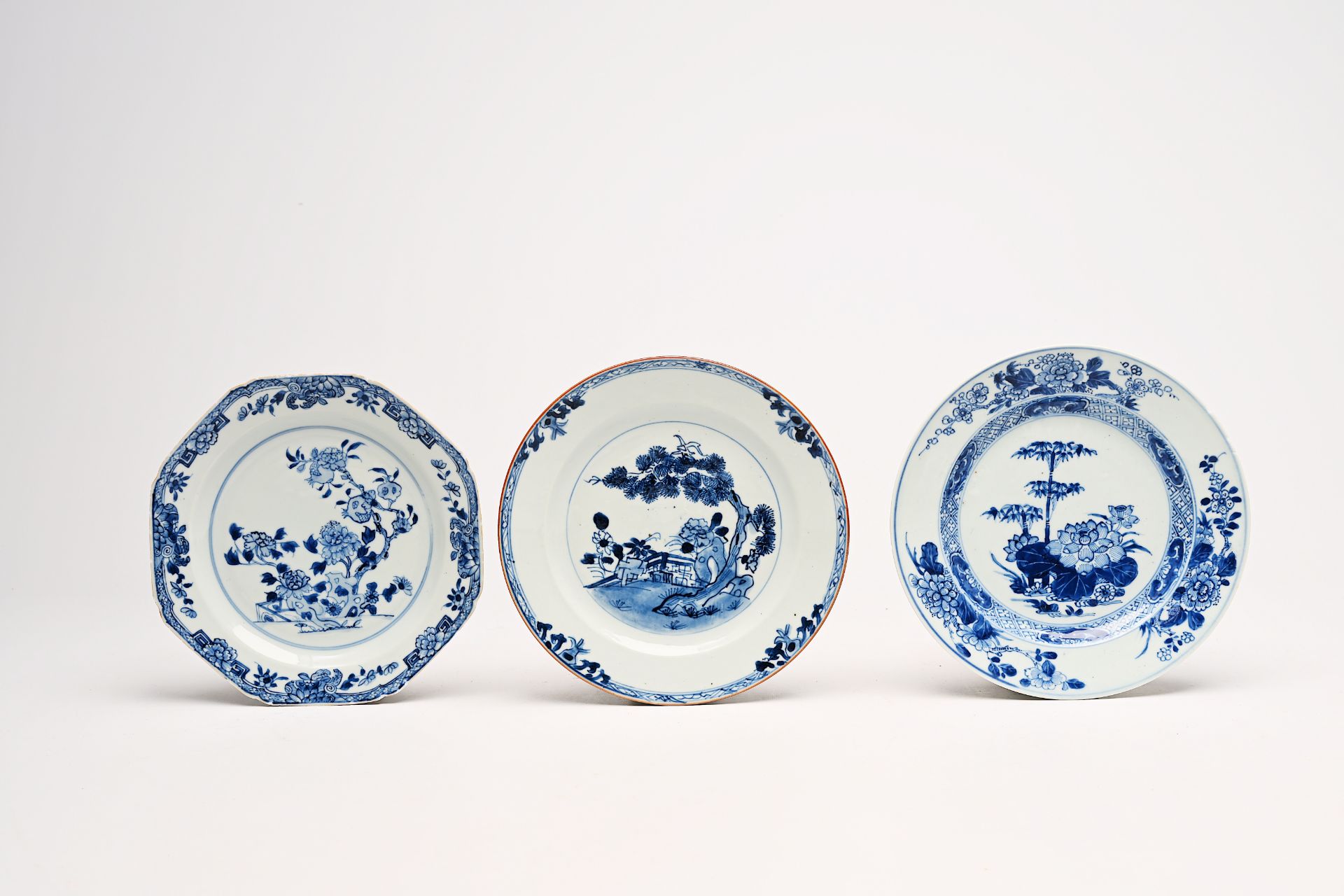 A varied collection of Chinese famille rose, blue, white and Imari style porcelain with landscapes a - Bild 4 aus 10