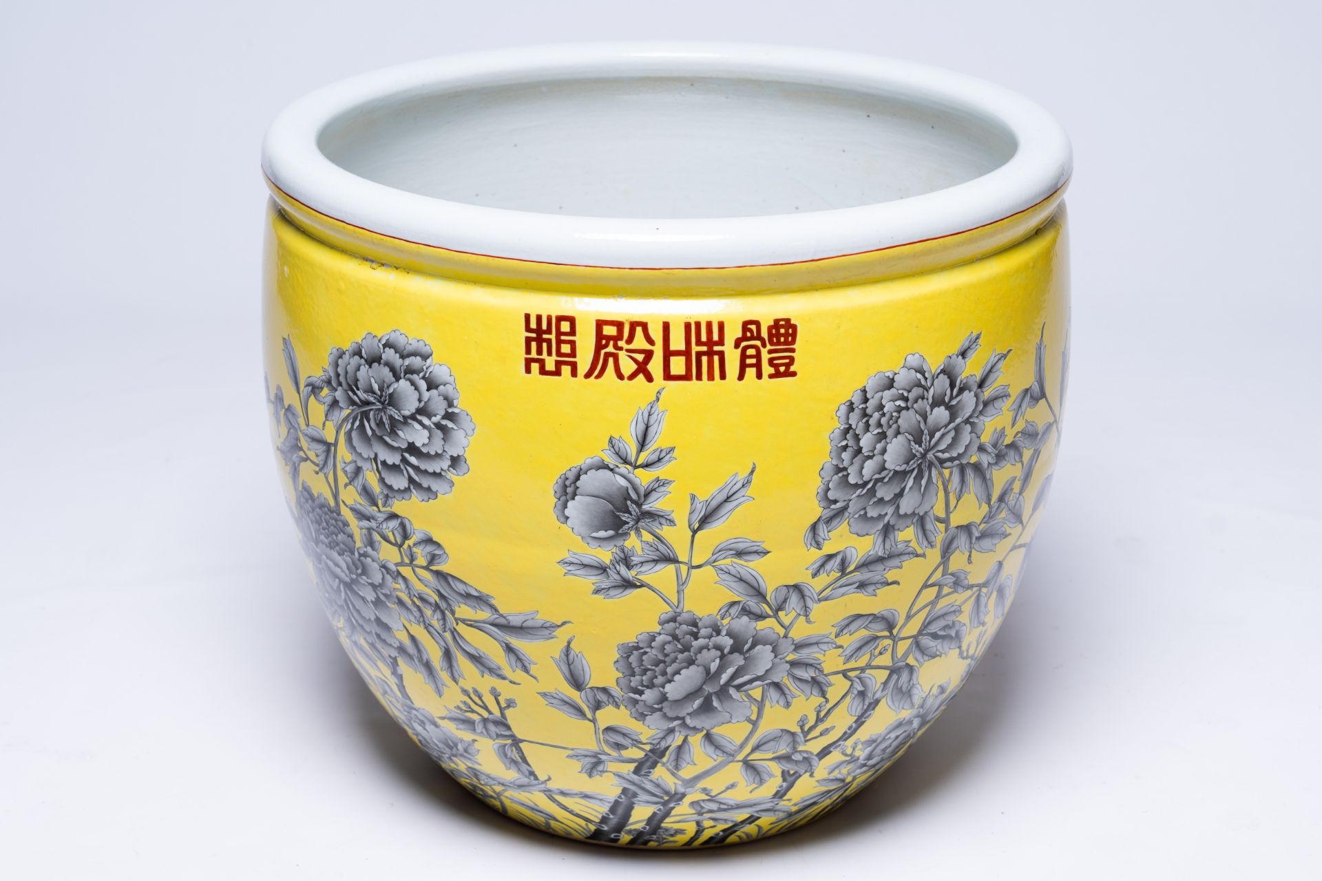 A large Chinese Dayazhai style jardiniere with floral design on a yellow ground, 19th/20th C.